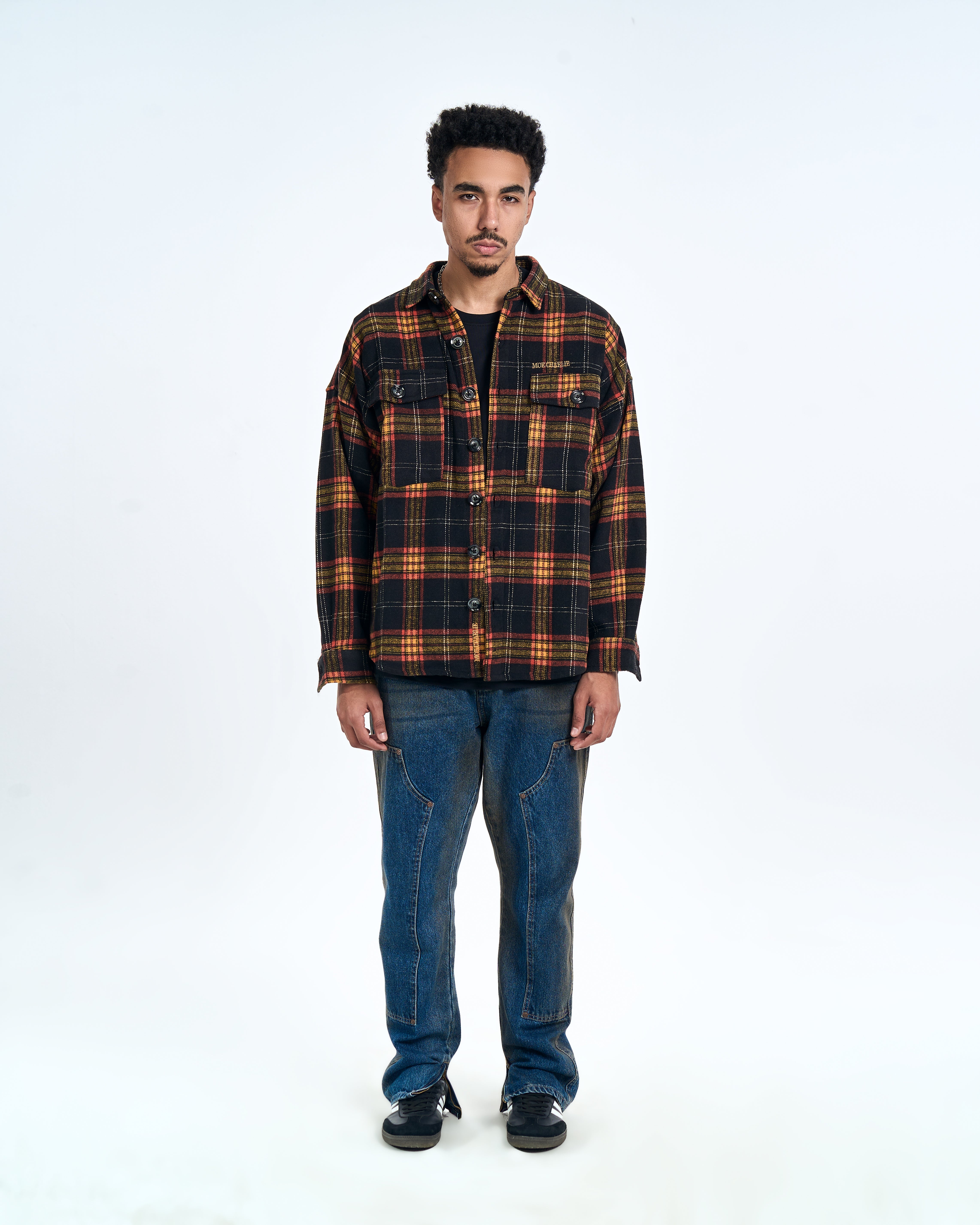 MOE CHARLIE Vintage Flannel Shirt, Frontansicht maennlich, schwarz-rotes Karohemd, Doppelbrusttaschen