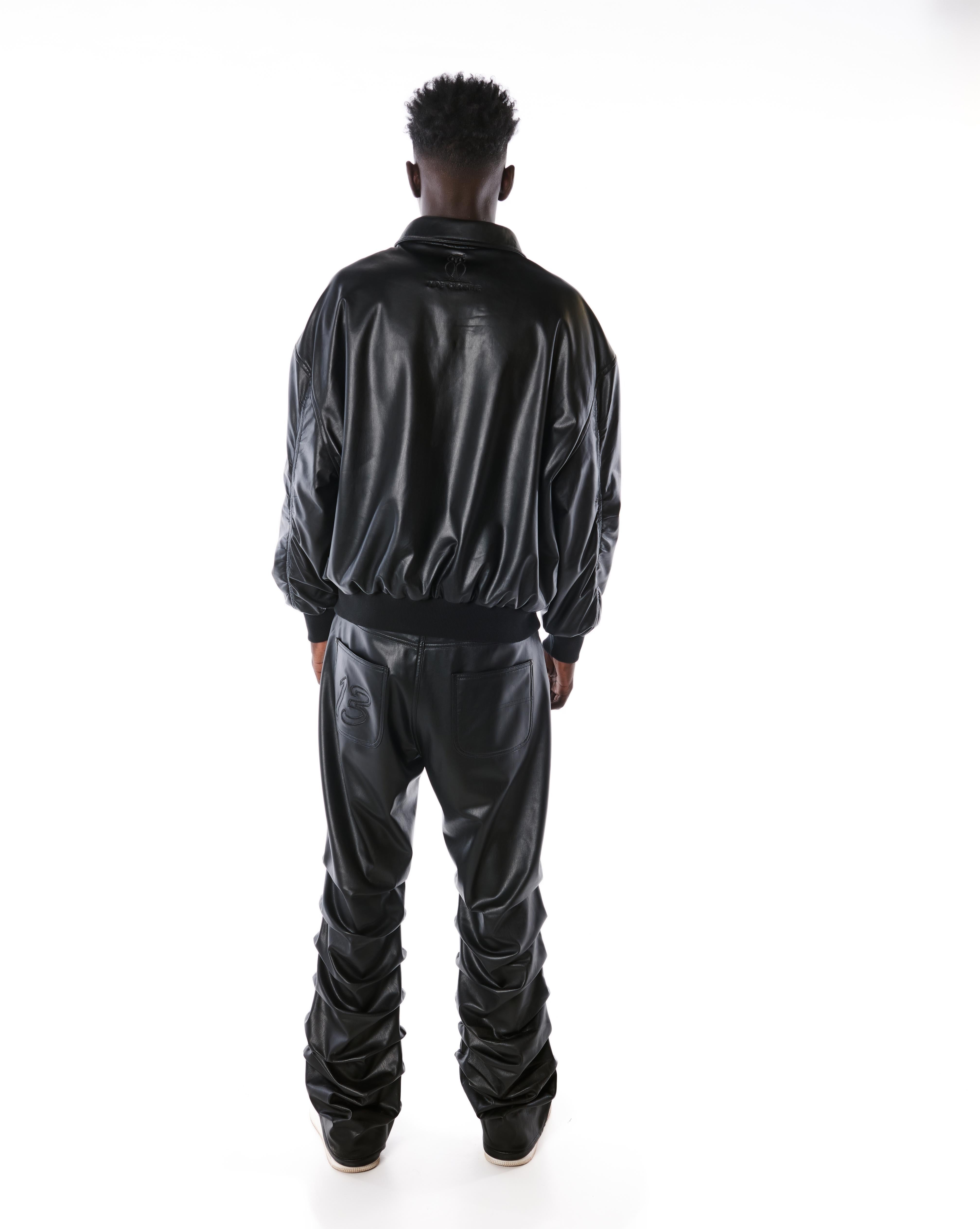 Rückenansicht der MOE CHARLIE Lederjacke in Schwarz, glänzende Oberfläche, kombiniert mit Lederhose im Stacked-Fit