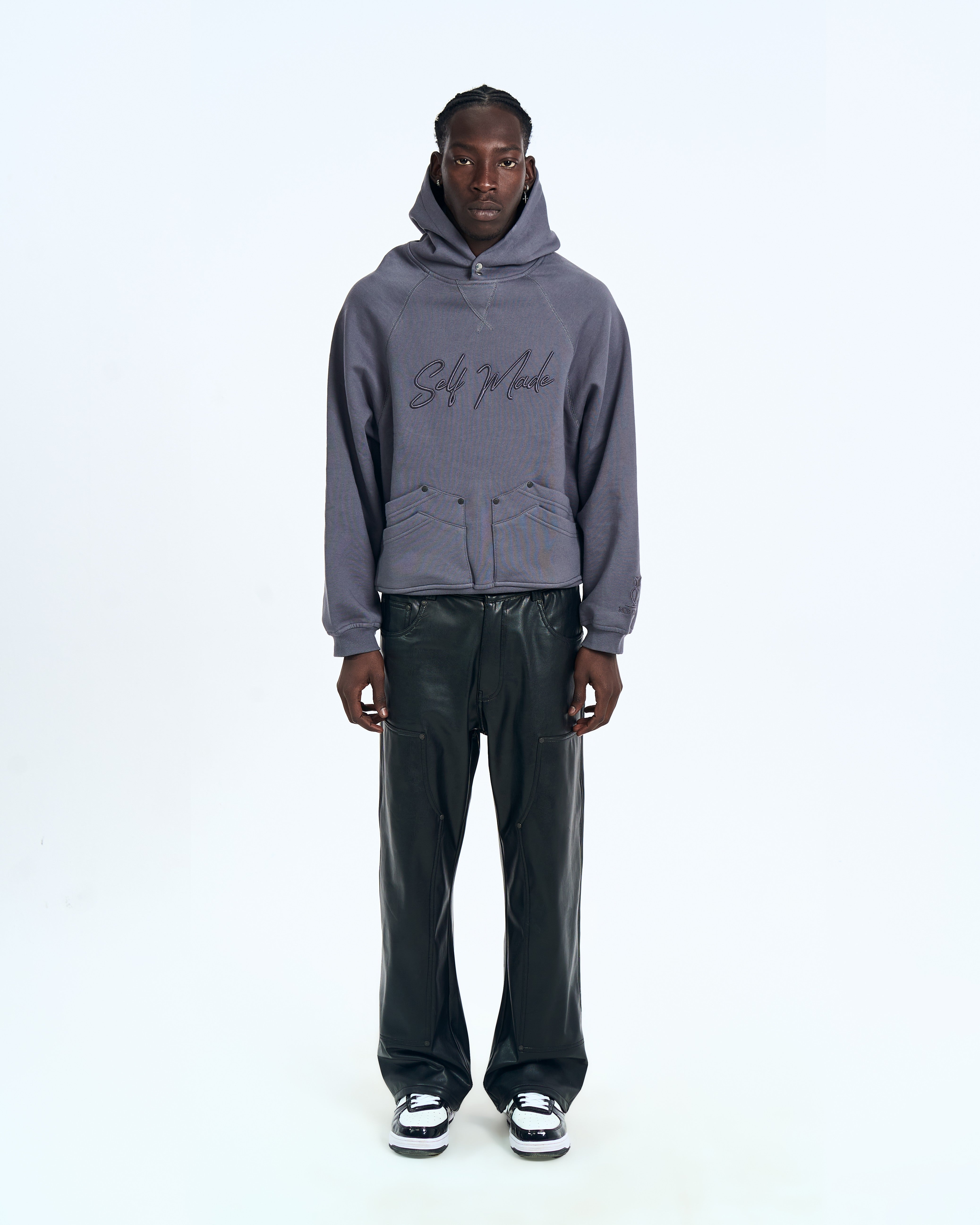 MOE CHARLIE Cangaroo Hoodie Grau, Frontansicht mit Self-Made-Stickerei und Doppeltasche, Leather Pants