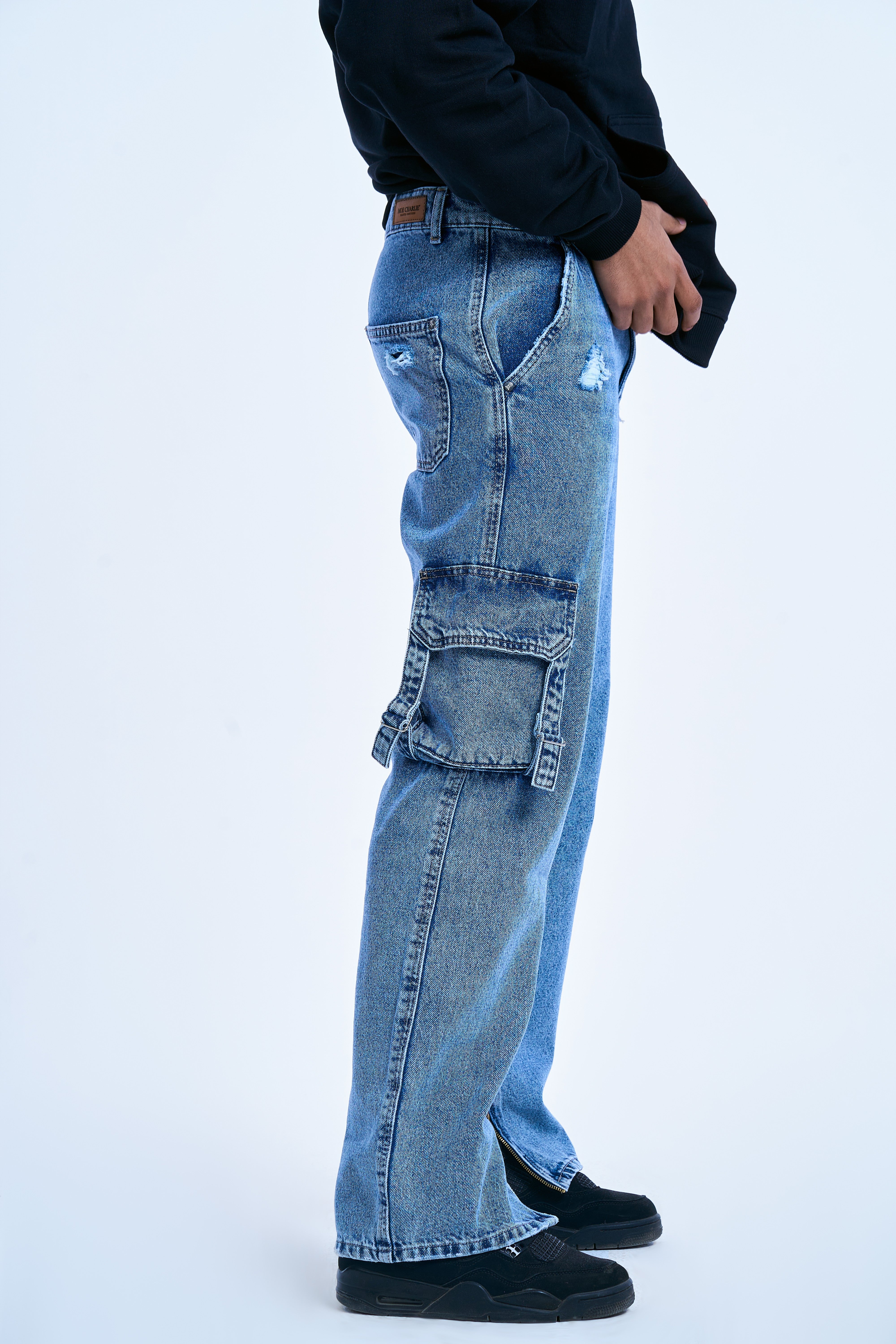 MOE CHARLIE Ice Cargo Denim rechte Seite – helle Eiswäsche mit Cargotasche, Leder-Patch am Bund, schwarze Sneakers