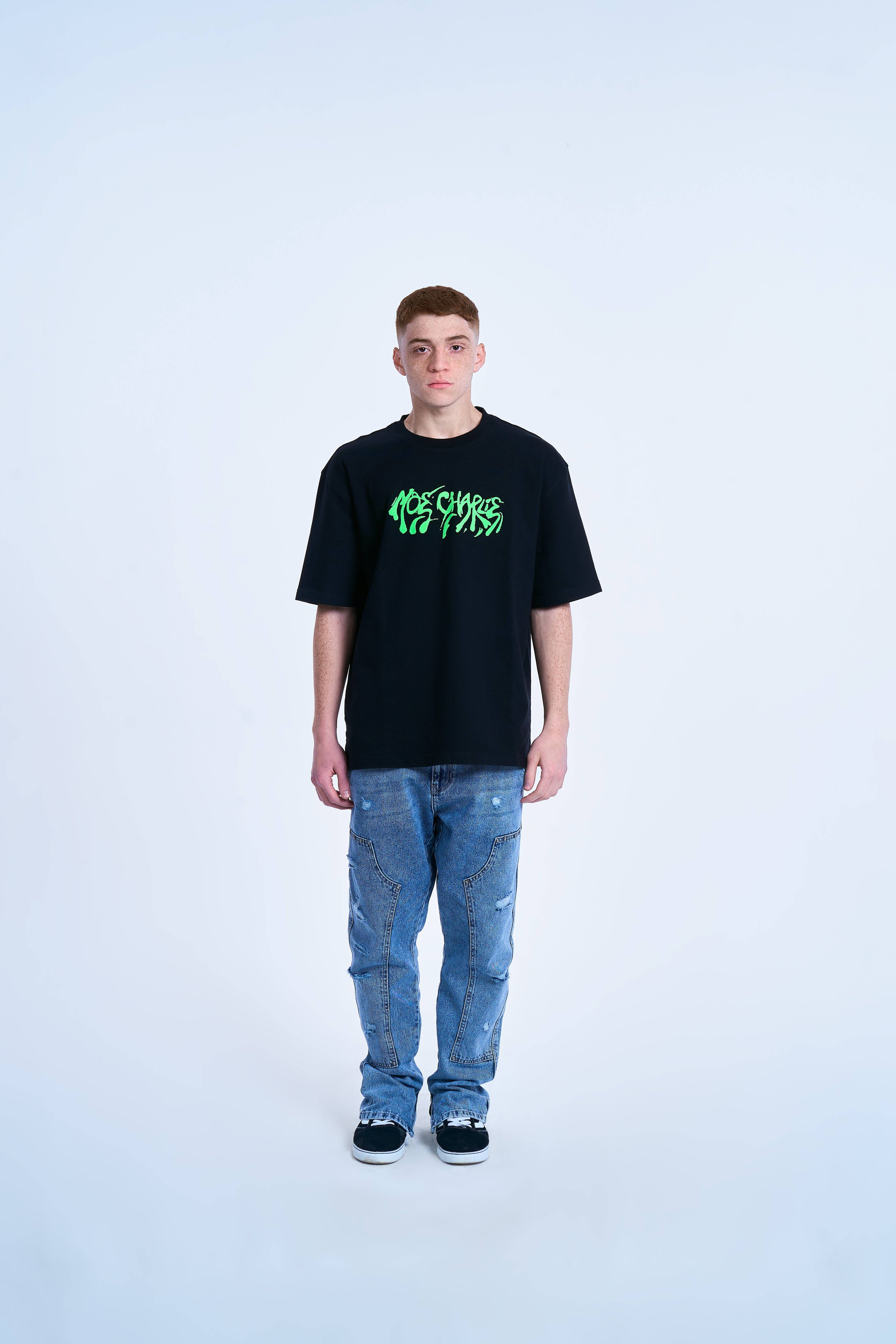 MOE CHARLIE Graffiti T-Shirt in Schwarz, Frontansicht mit neon-grünem Street-Art-Schriftzug, Oversize-Fit