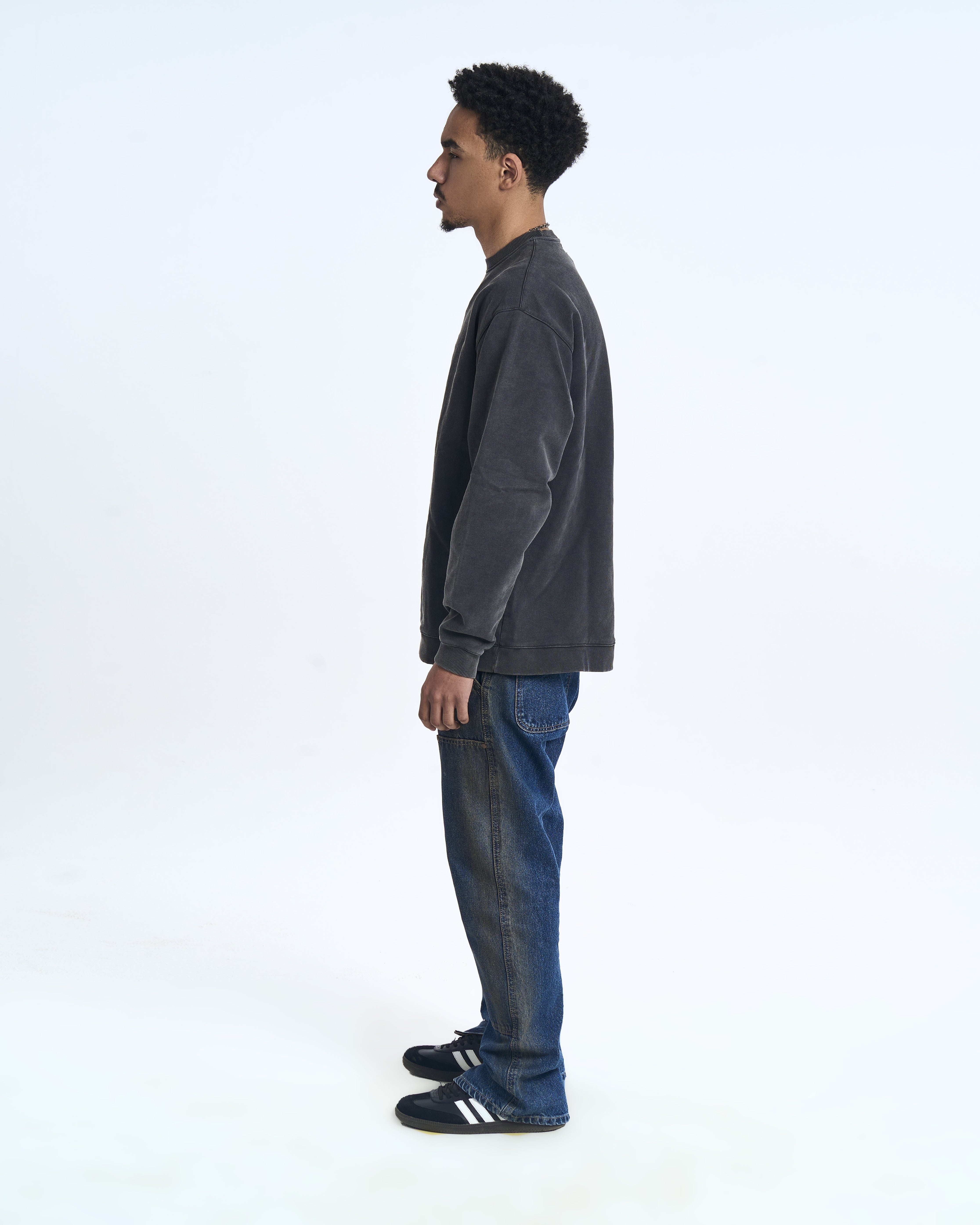 MOE CHARLIE Sweater Charcoal – Seitenansicht links, cleaner Oversize-Look, blaue Jeans und Sneaker