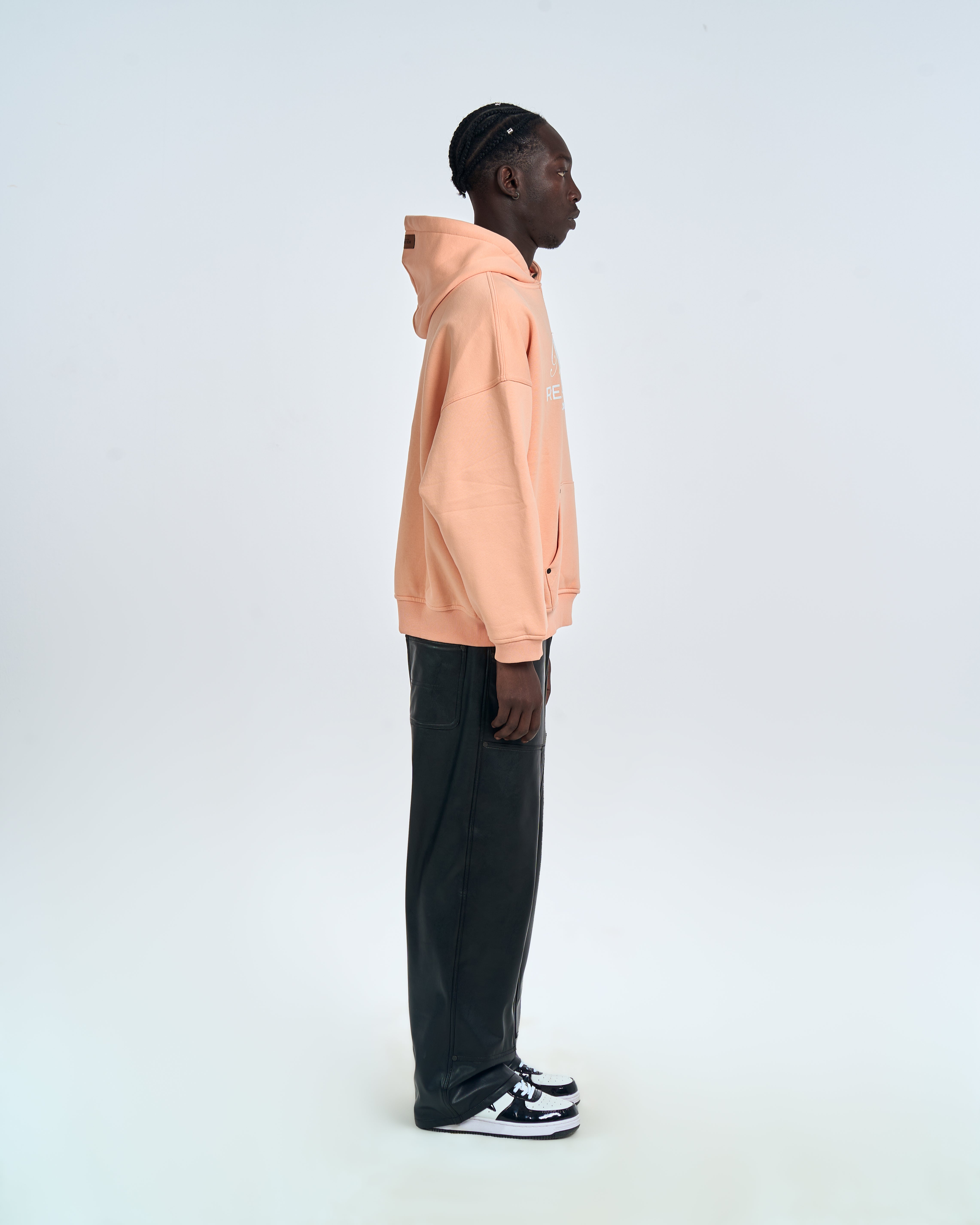 Peach Hoodie MOE CHARLIE Ready to Die, linke Seitenansicht mit sichtbarem Marken-Label an der Kapuze