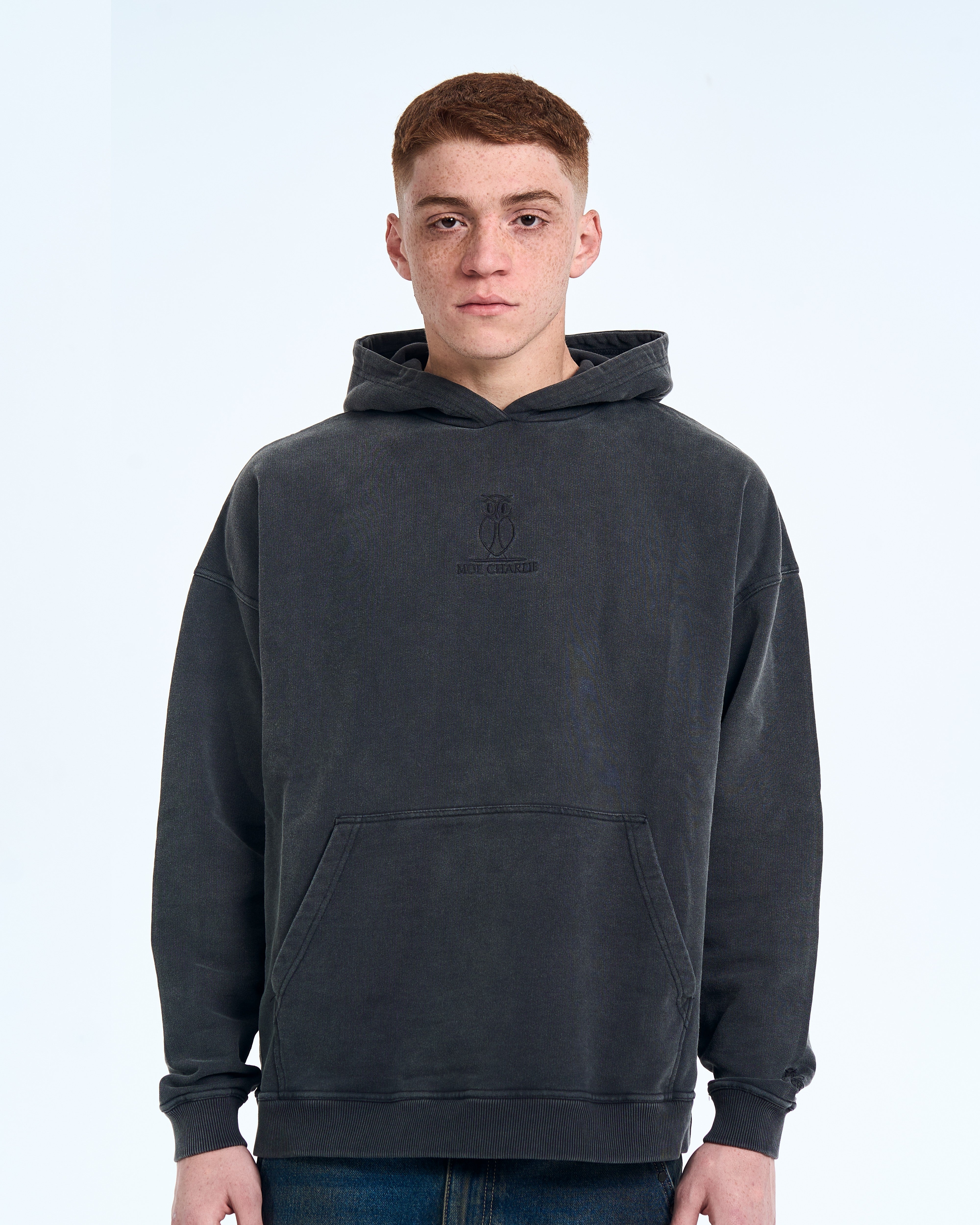 MOE CHARLIE Hoodie Fade Out Black, Frontansicht mit Owl-Crest-Stickerei auf der Brust, Oversize-Fit