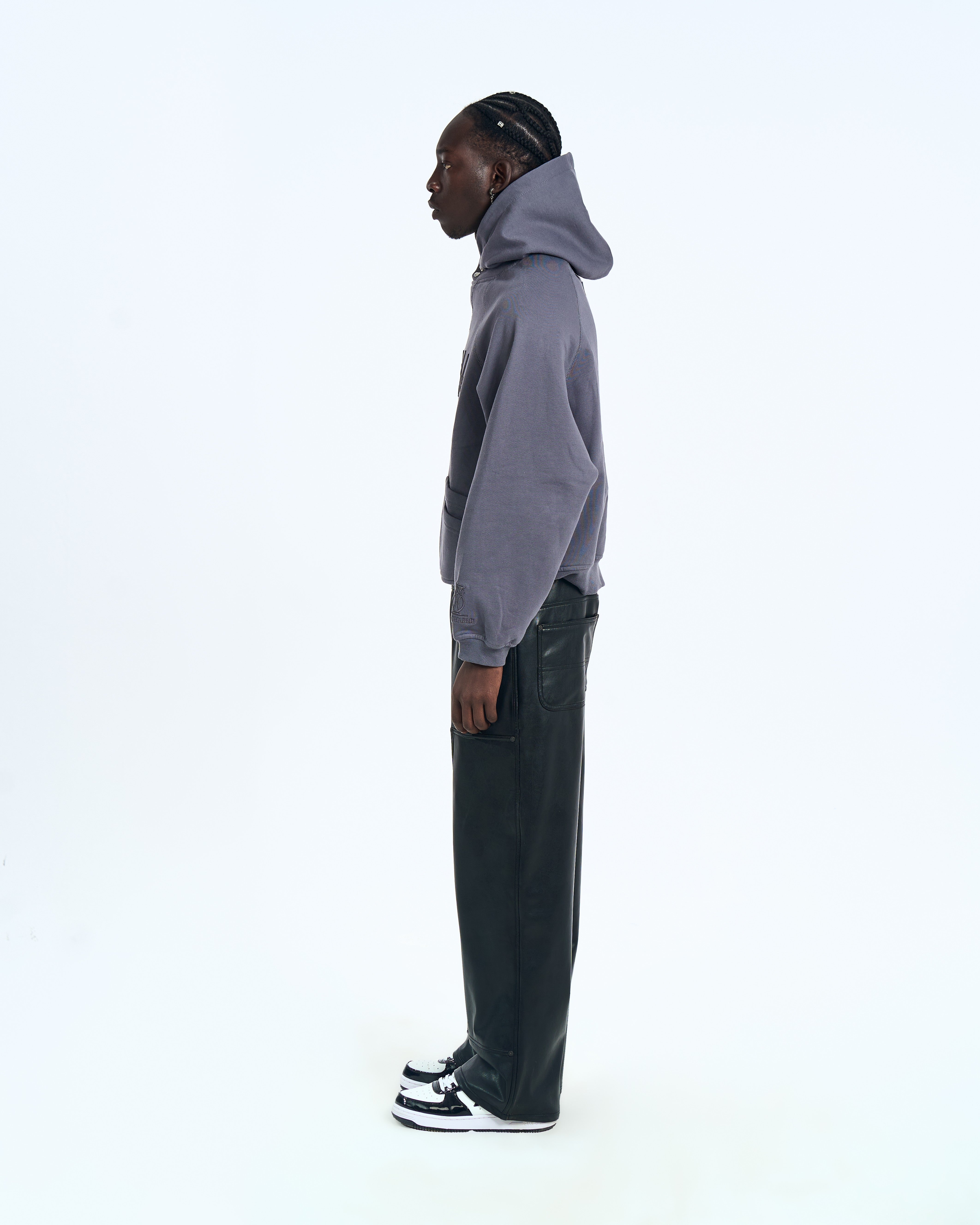Grauer Cangaroo Hoodie MOE CHARLIE, rechte Seitenansicht, Oversize-Passform mit Kapuze, kombiniert mit Lederhose