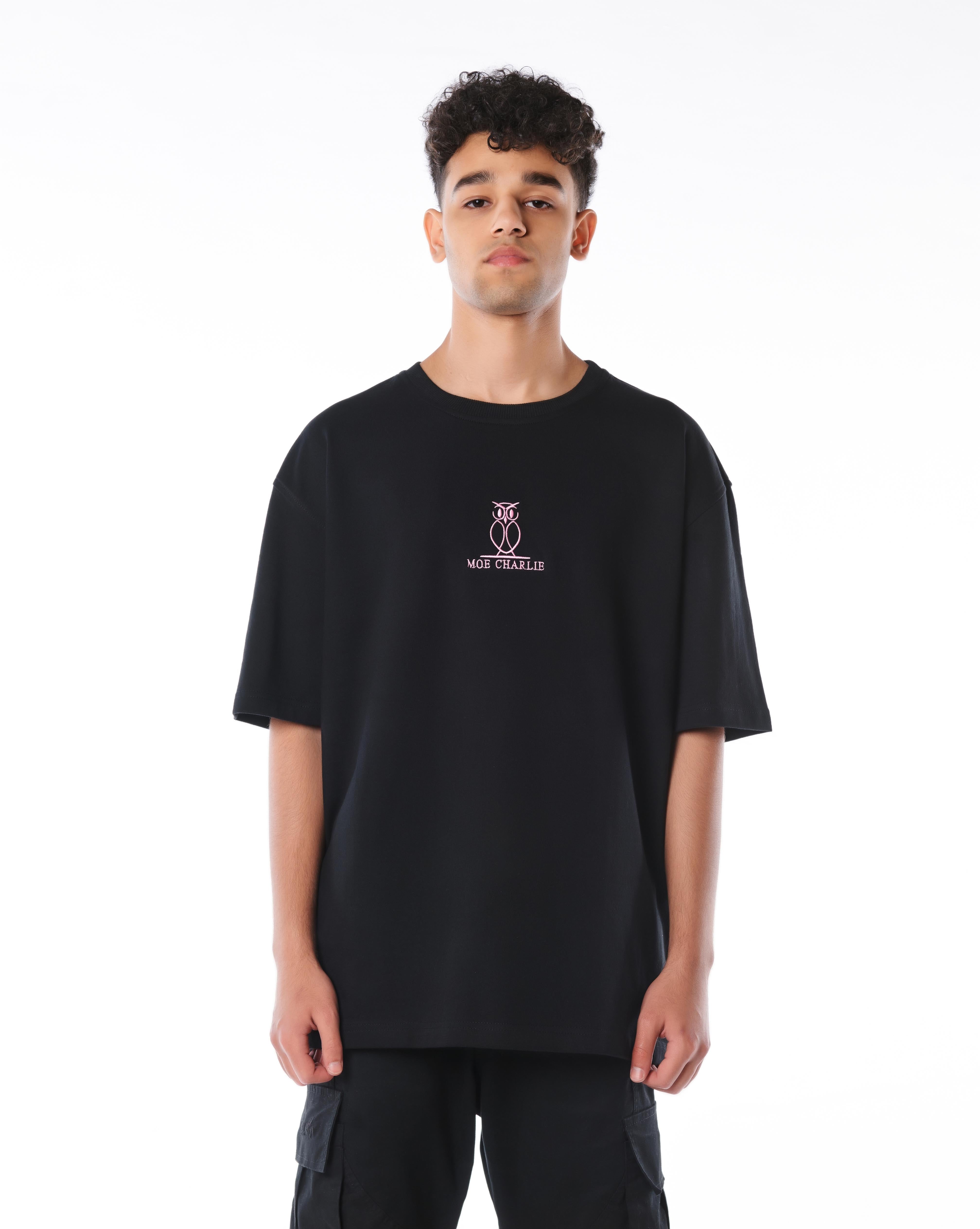 MOE CHARLIE Pink Logo T-Shirt, leicht beschnittene Frontansicht, Oversize-Fit mit abfallender Schulterpartie und rosa Logo