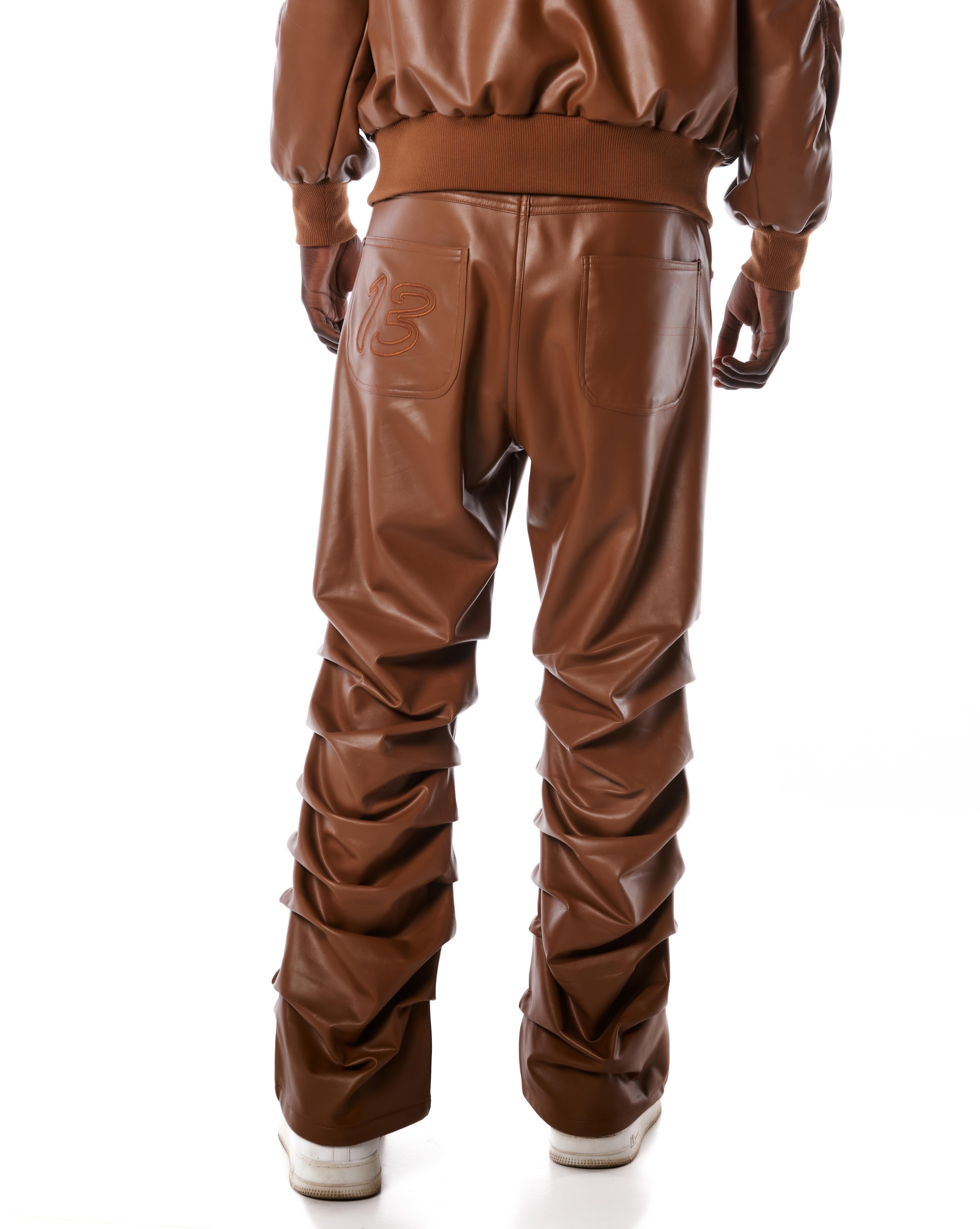 Rückenansicht der MOE CHARLIE Lederhose Braun, Nahaufnahme der hinteren Gesäßtasche und Patch-Stickerei