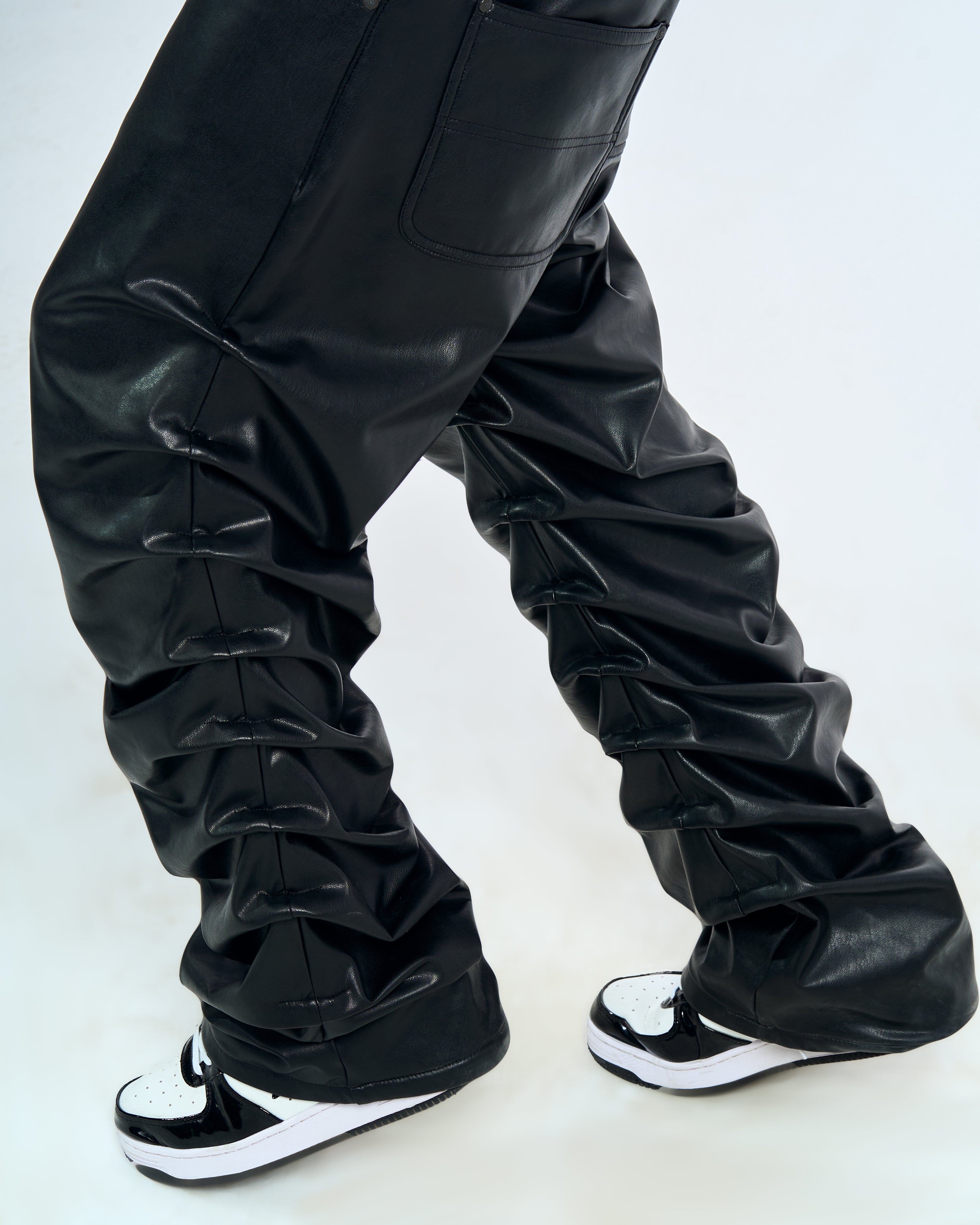 Crow Leather Pants MOE CHARLIE Schwarz, Frontansicht ab Taillenbereich - Lederfaltenwuerfe