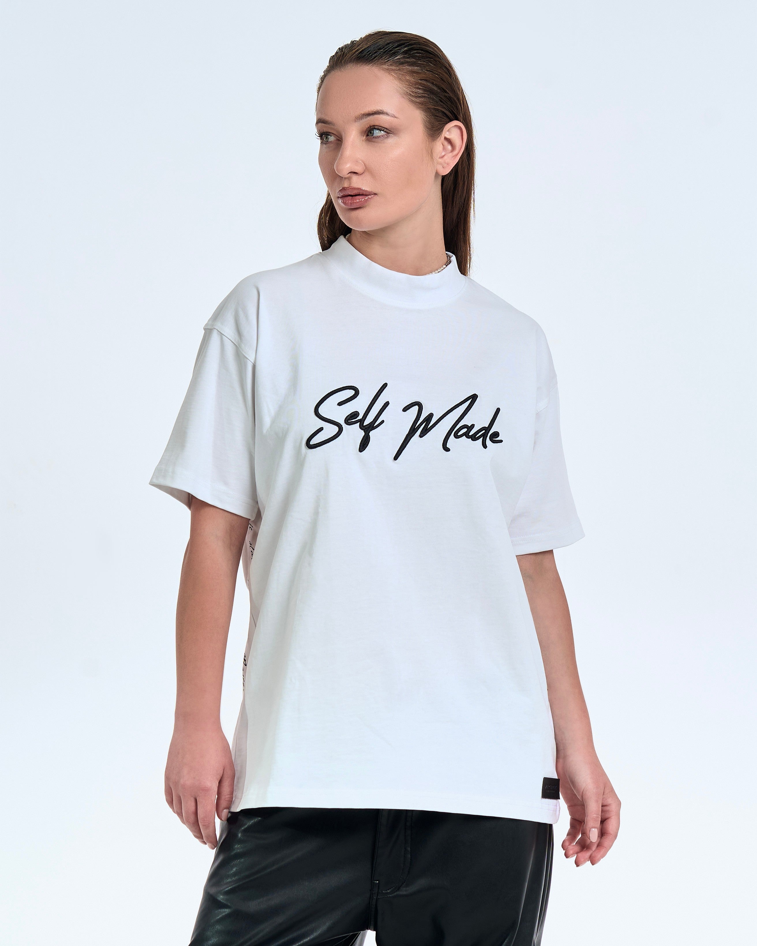 MOE CHARLIE Self Made Shirt weiblicher Model – 3/4-Frontansicht mit schwarzem Self Made Script-Aufdruck auf Weiß