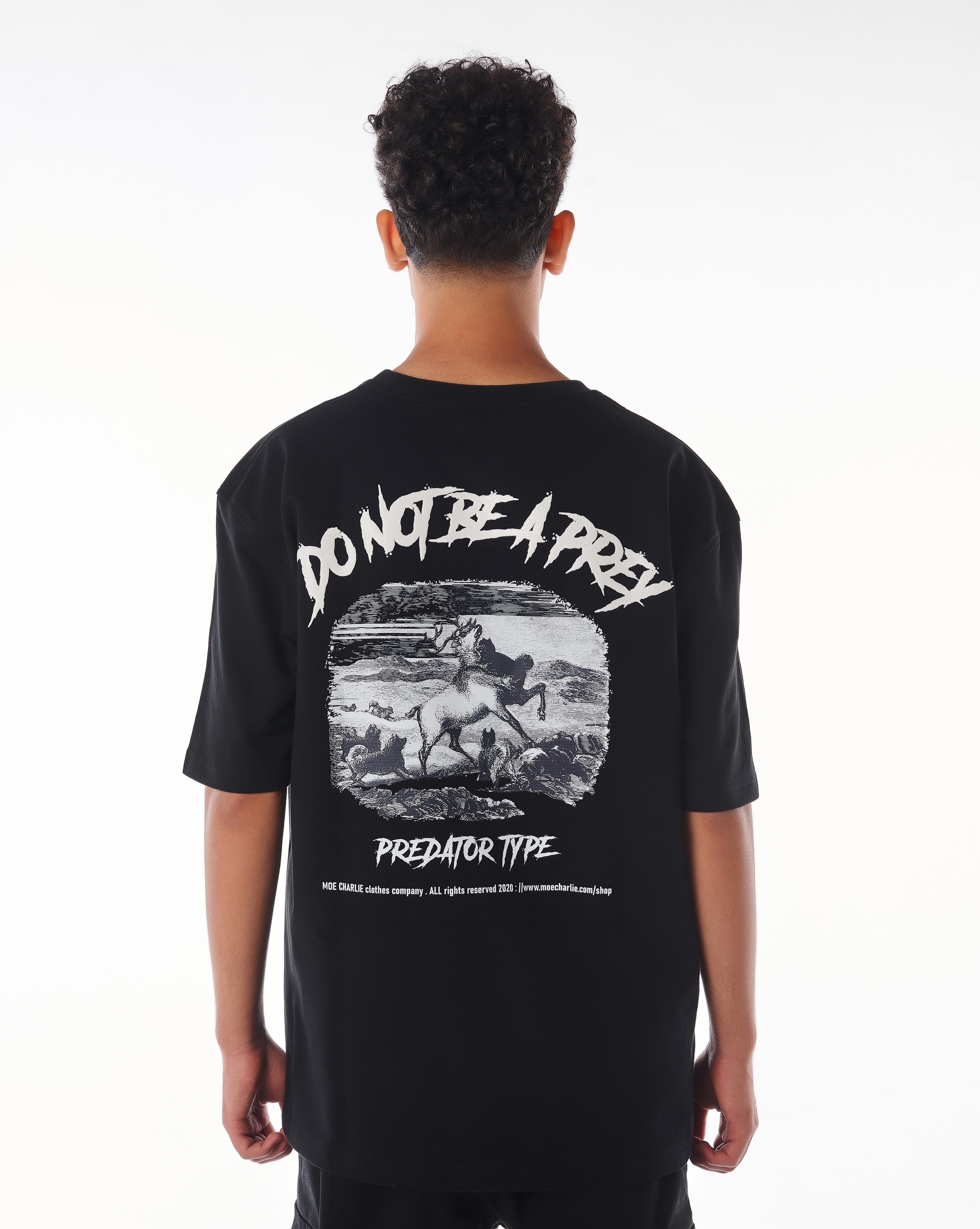 Ganzkörper-Rückenansicht MOE CHARLIE Predator T-Shirt, großflächiger Backprint mit Reitermotiv sichtbar