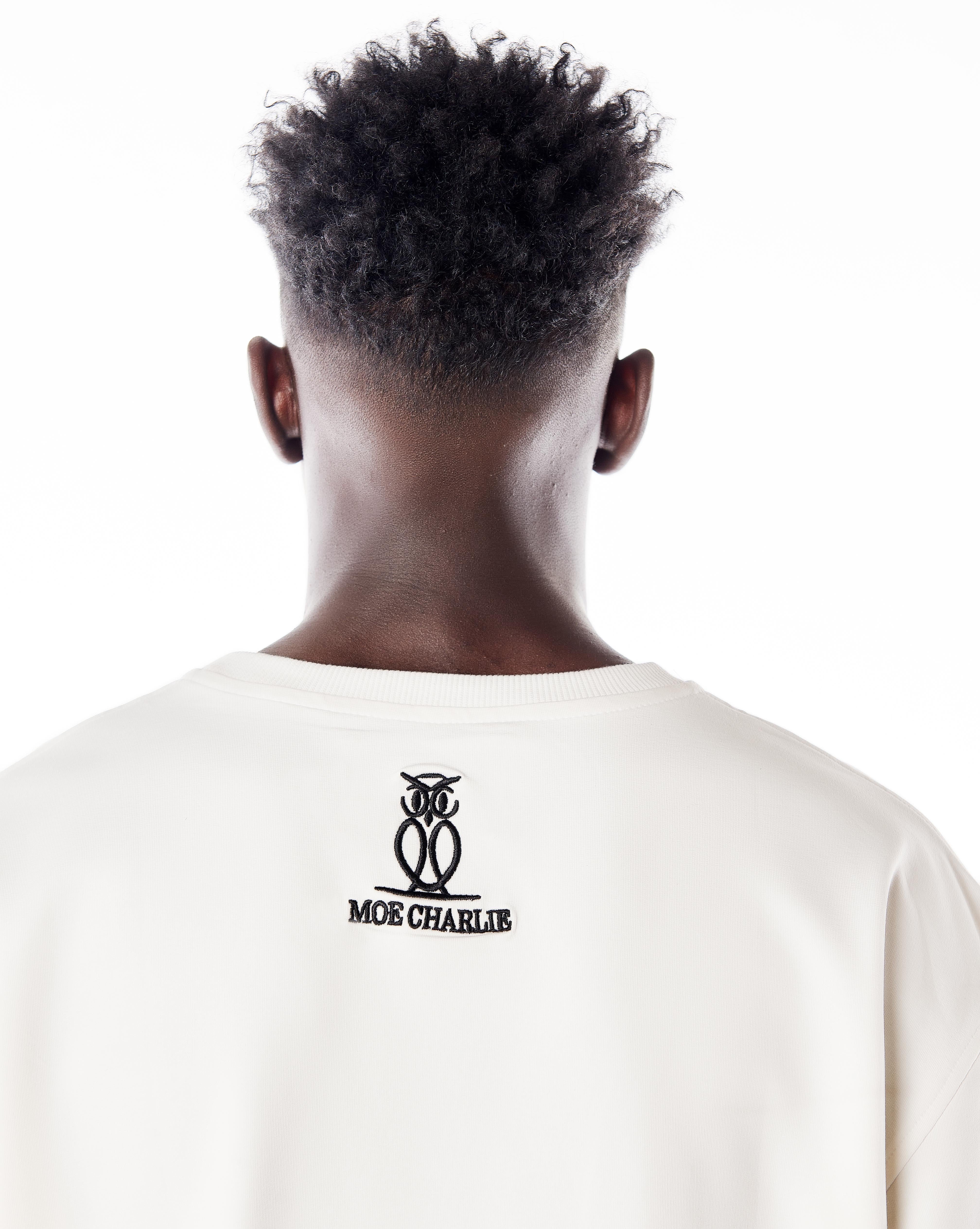 Nahaufnahme Rücken-Stickerei MOE CHARLIE Gold Passion T-Shirt, Eulen-Logo am Nacken