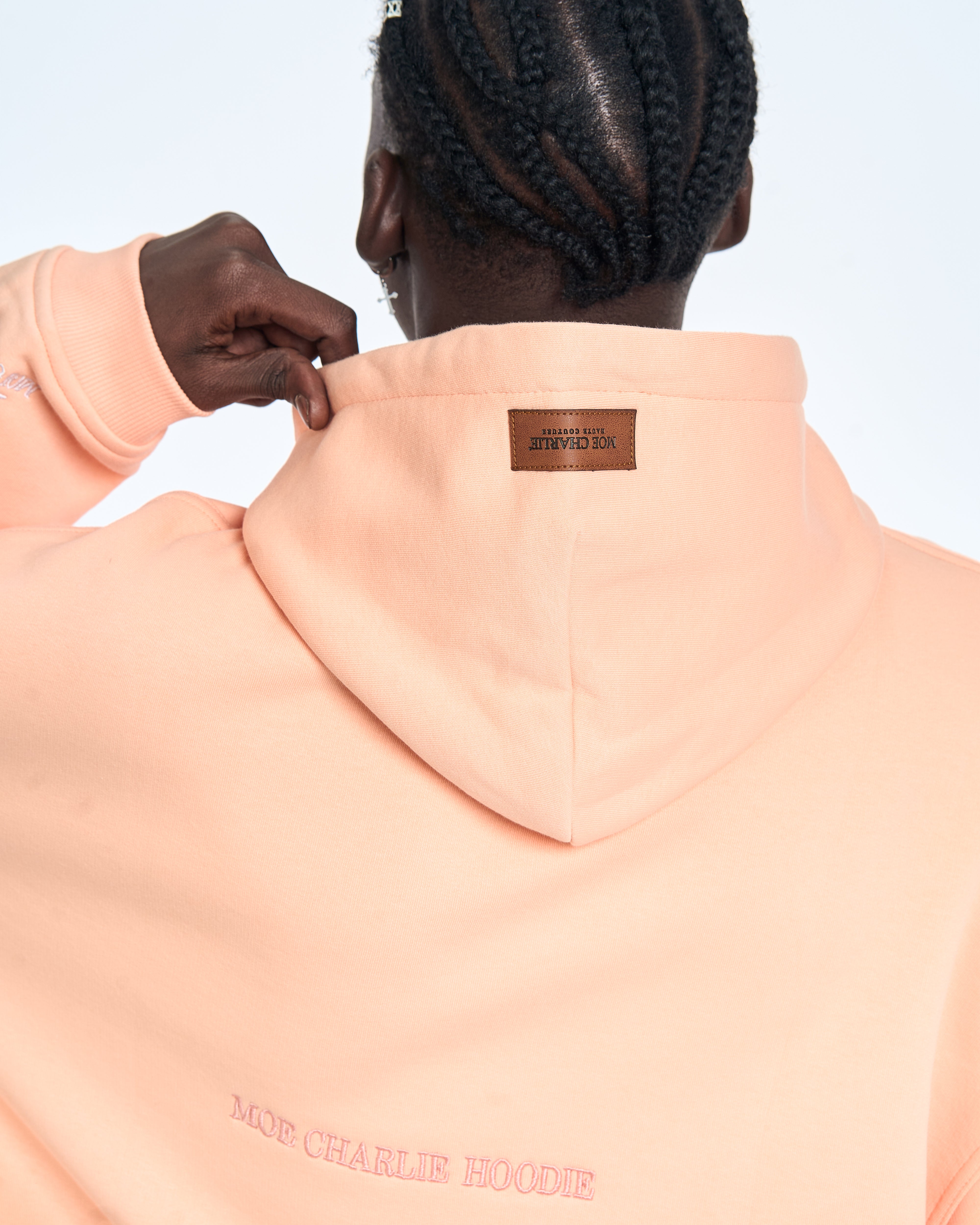 Rücken-Nahaufnahme MOE CHARLIE Ready to Die Hoodie Peach, Leder-Etikett an der Kapuze und Rückenschrift