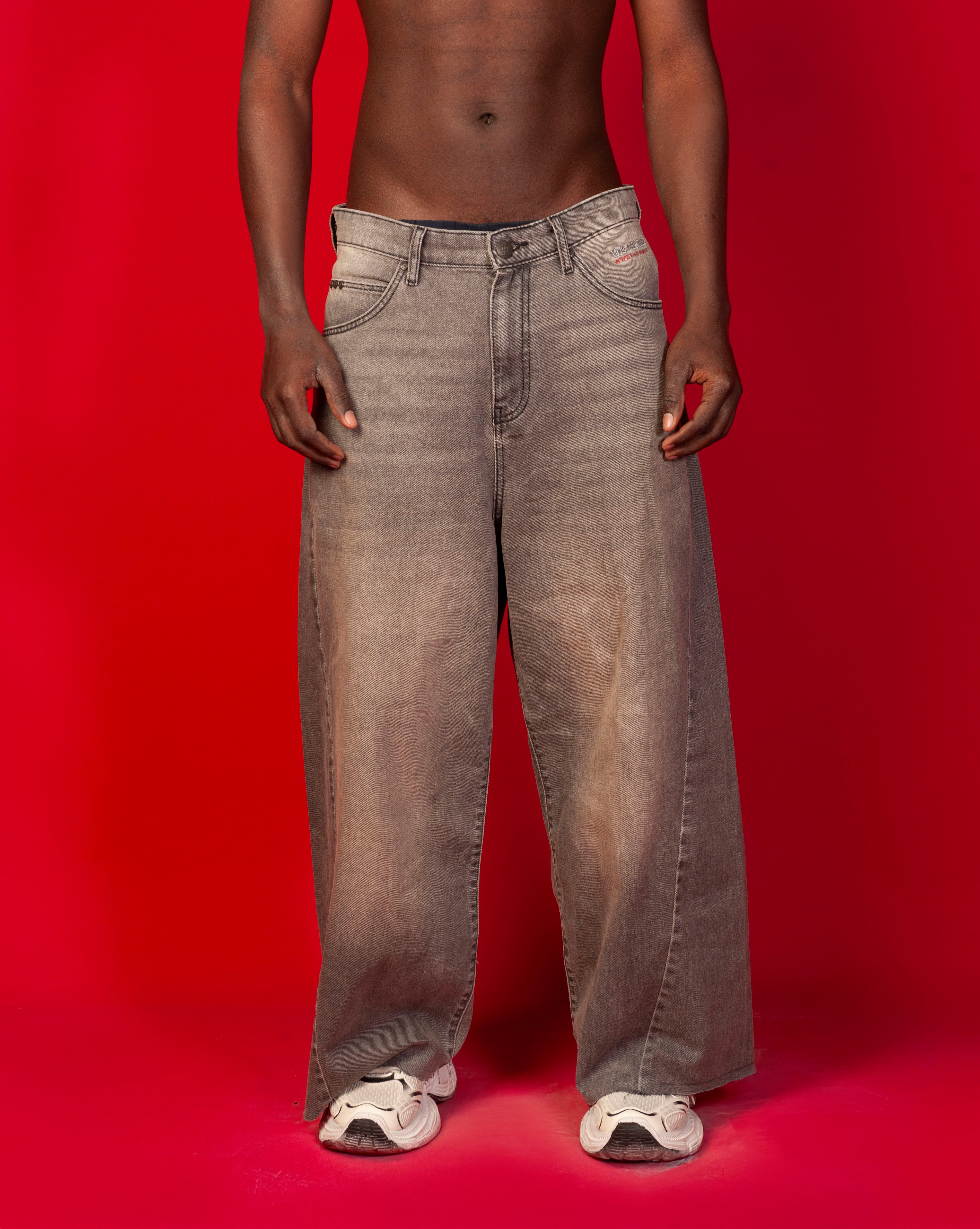 MOE CHARLIE Extra Baggy Denim Grau, Frontansicht maennlich, sand-grau verwaschen, ultra-weite Hosenbeine
