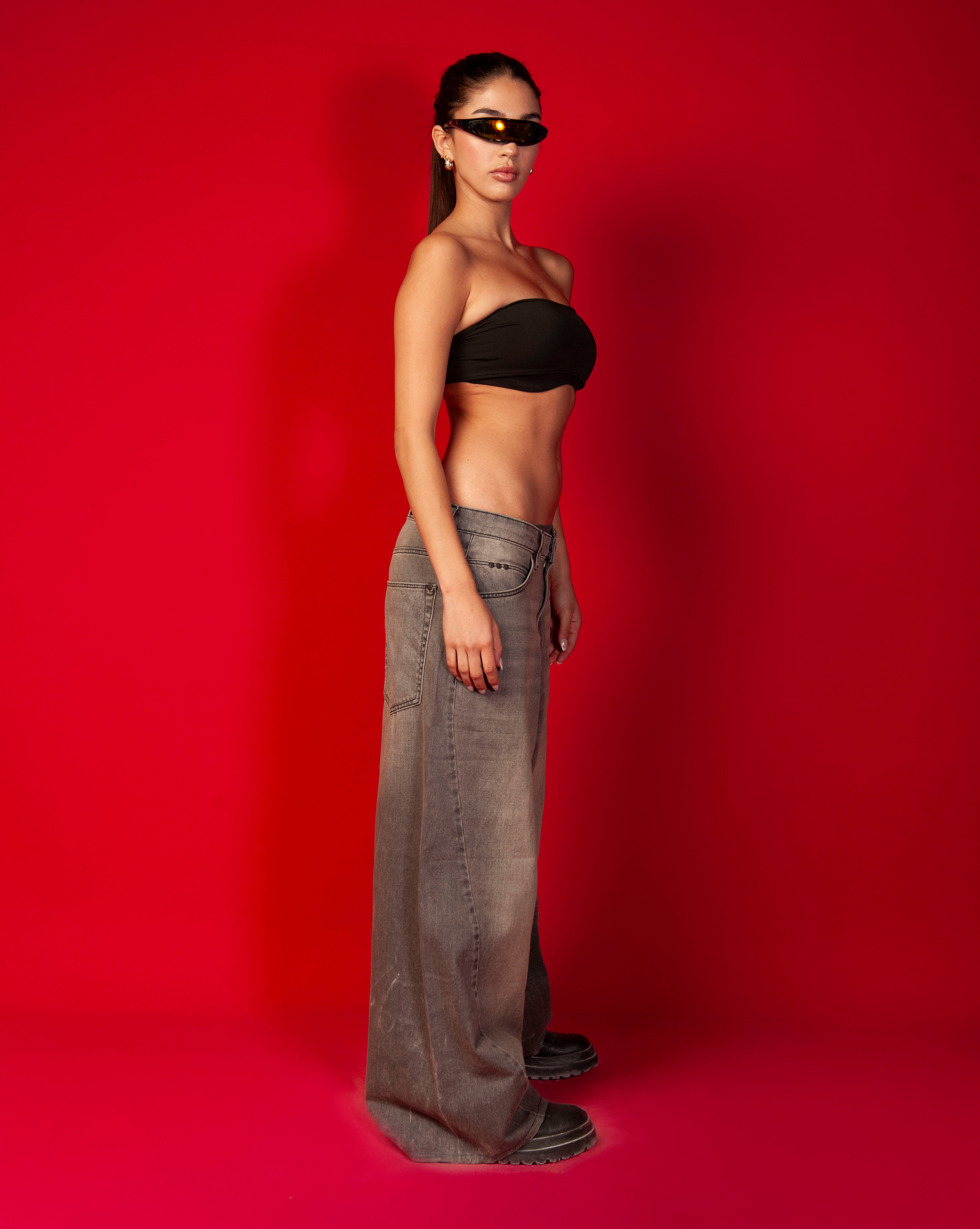MOE CHARLIE Extra Baggy Denim Grau, Seitenansicht weiblich mit Shield-Sonnenbrille, Bandeau-Top kombiniert