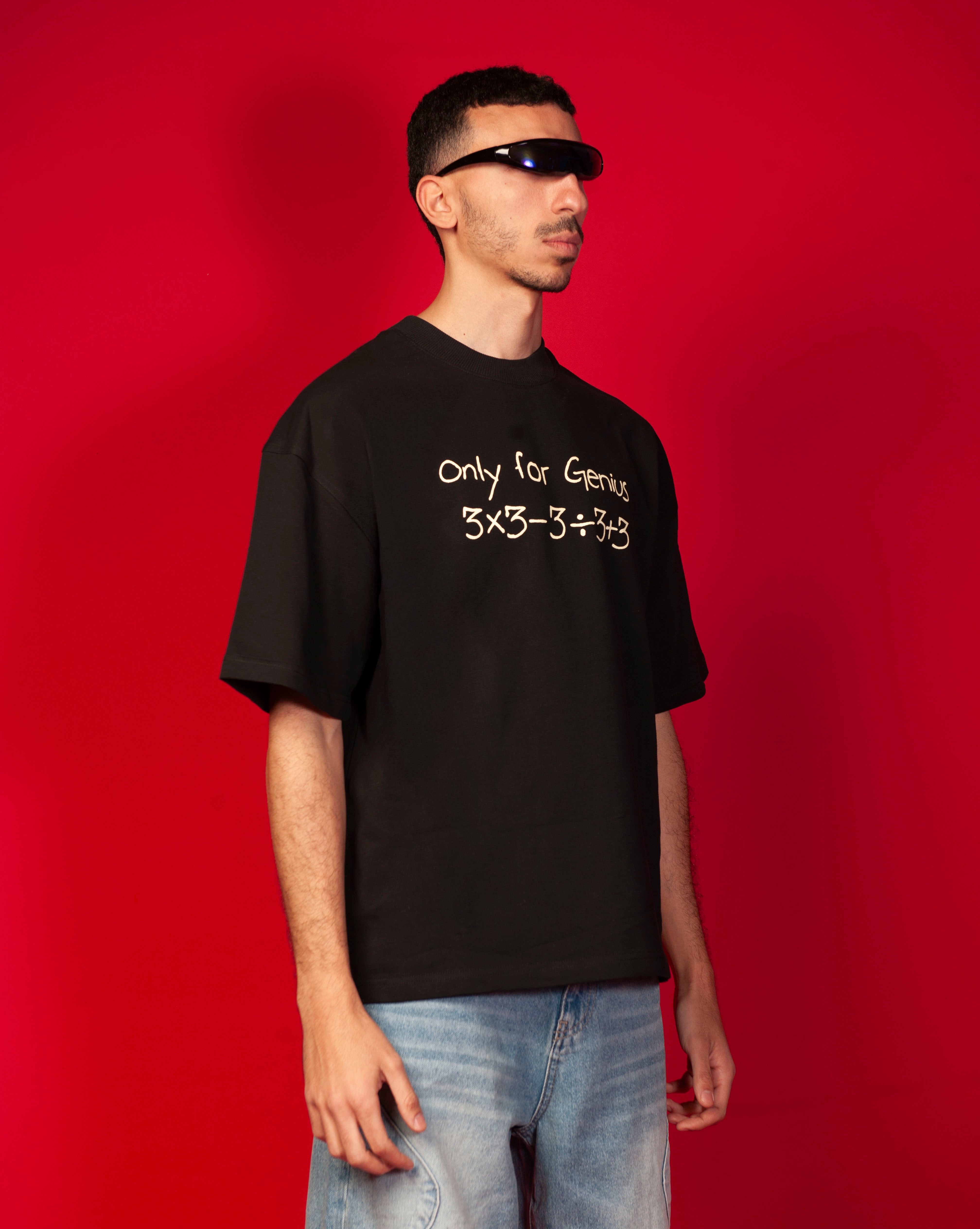 Seitenansicht Genius T-Shirt MOE CHARLIE, schwarzes Oversize-Tee mit Only-for-Genius-Print von der Seite, Visor-Brille