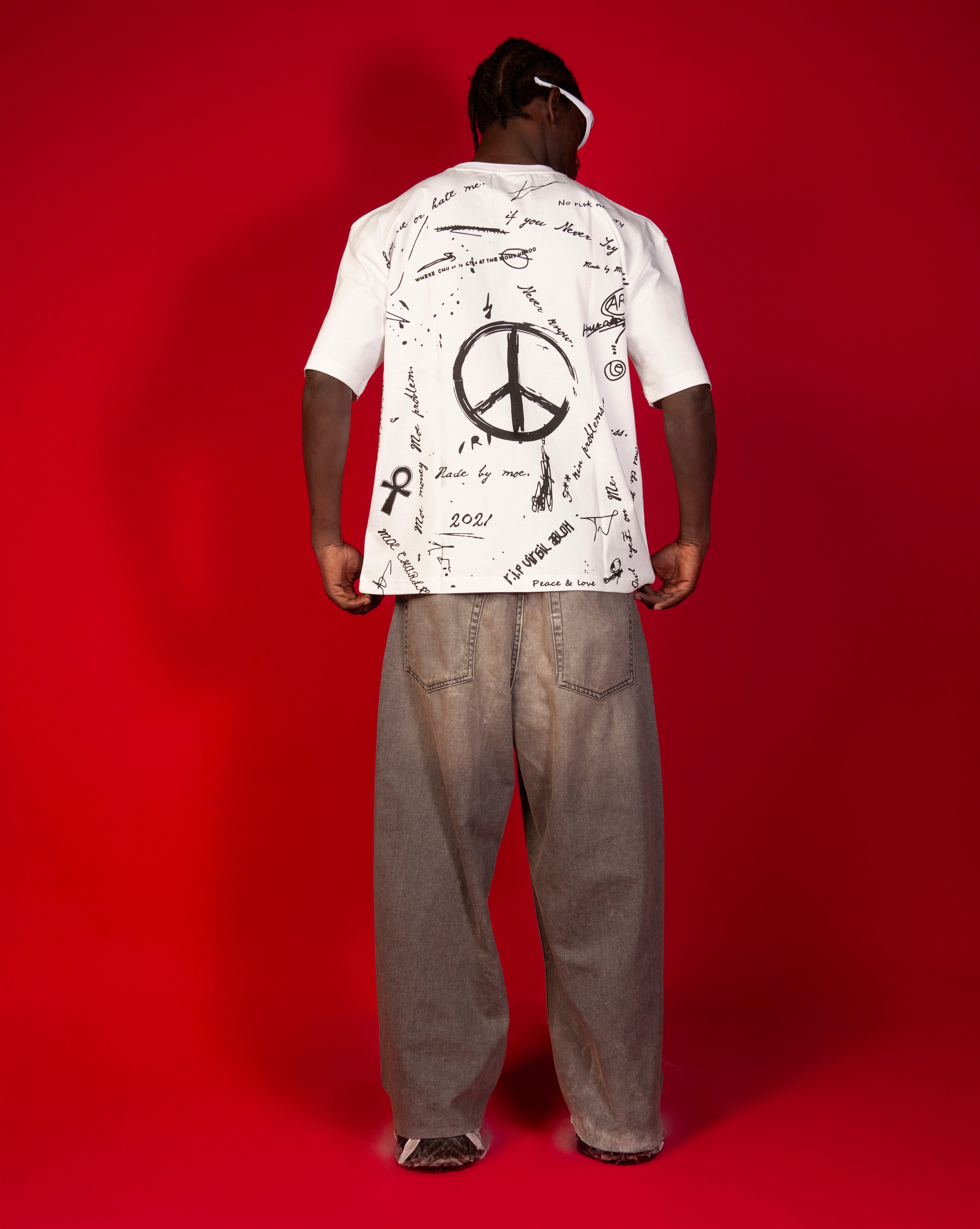 Peace T-Shirt MOE CHARLIE Rueckenansicht, Peace-Zeichen mit Textcollage, maennlich mit Cornrows
