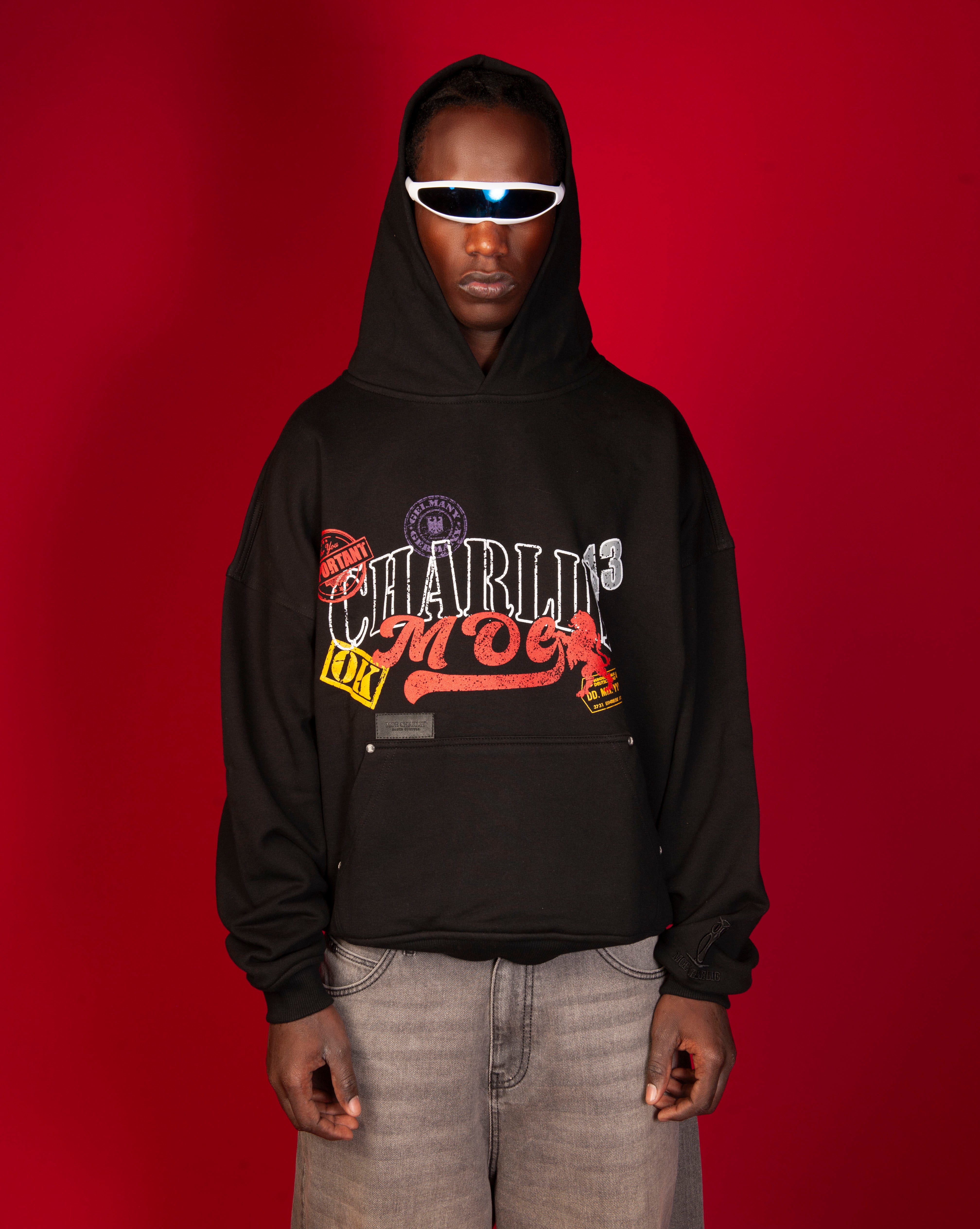 Frontansicht Stampel Hoodie MOE CHARLIE, zweiter Traeger, schwarzes Tee mit Collegiate-Print, weiter Jeans