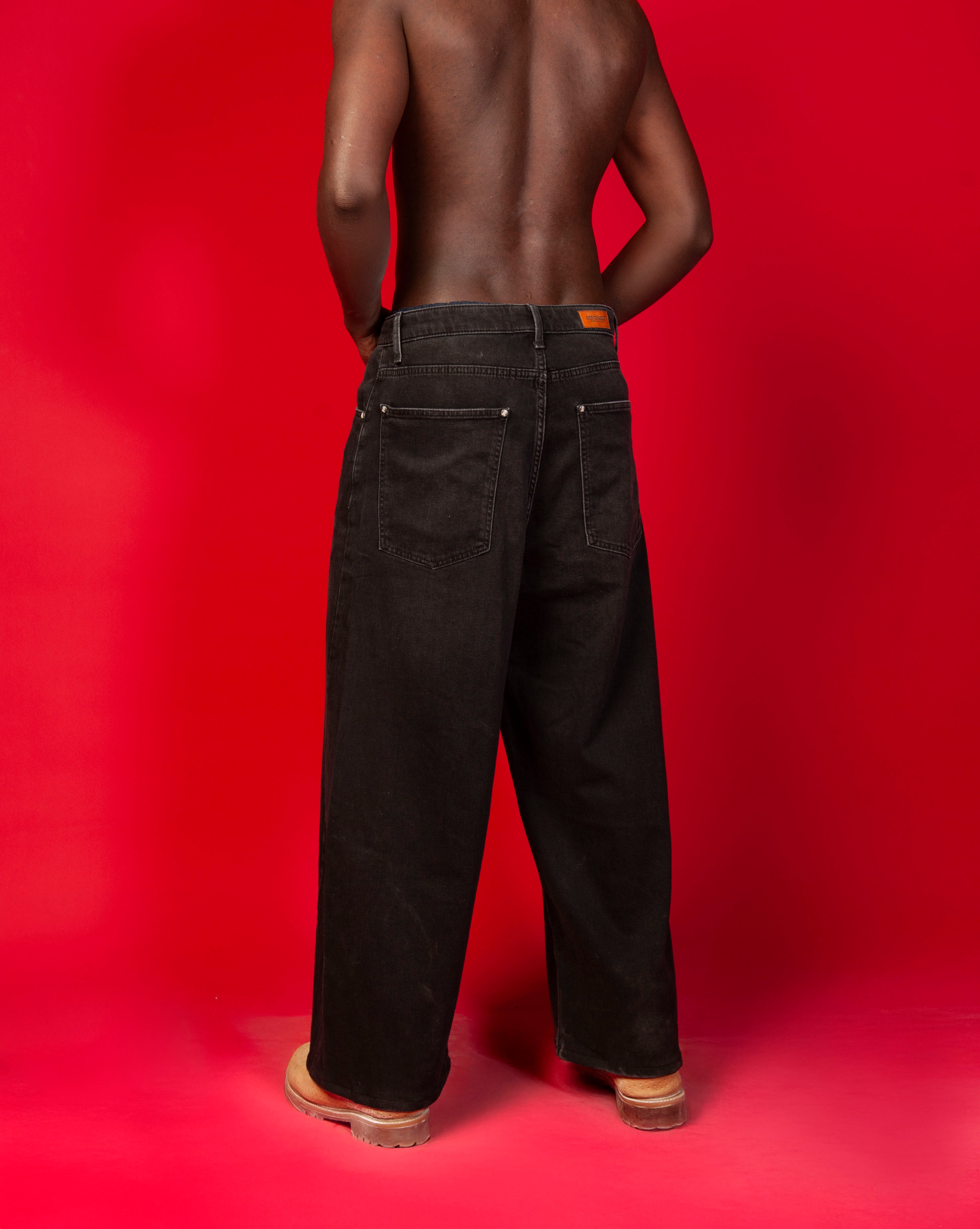 Die Extra Baggy Denim Jeans von MOE CHARLIE in Schwarz - ultra-weite Passform, unisex, MOE CHARLIE Stickerei, Leder-Label. Designed in Germany. 100% Baumwolle.