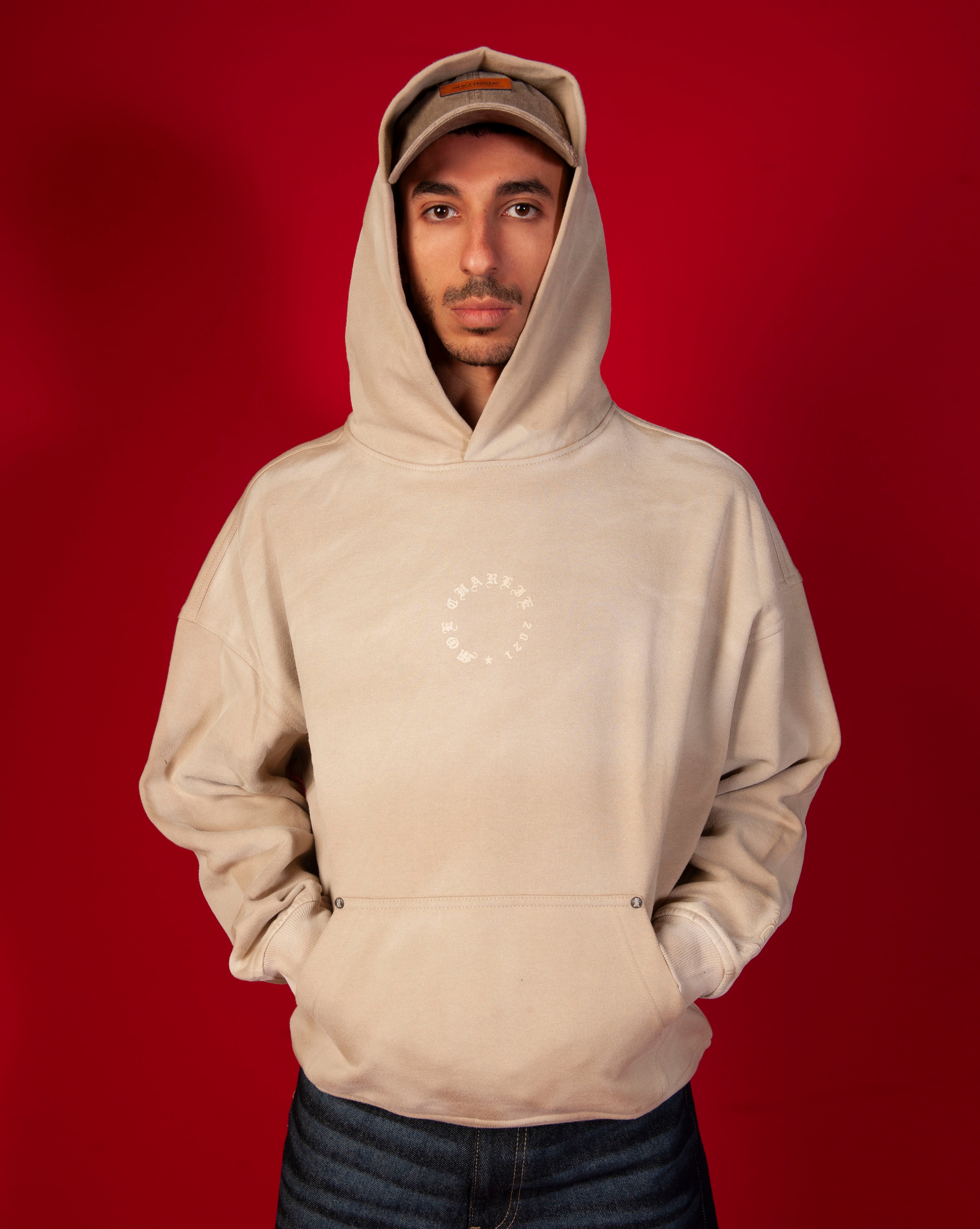 MOE CHARLIE Faded Hoodie, Frontansicht mit aufgesetzter Kapuze, sand-beige Hoodie, weisser Kreis-Print, Haende in Tasche