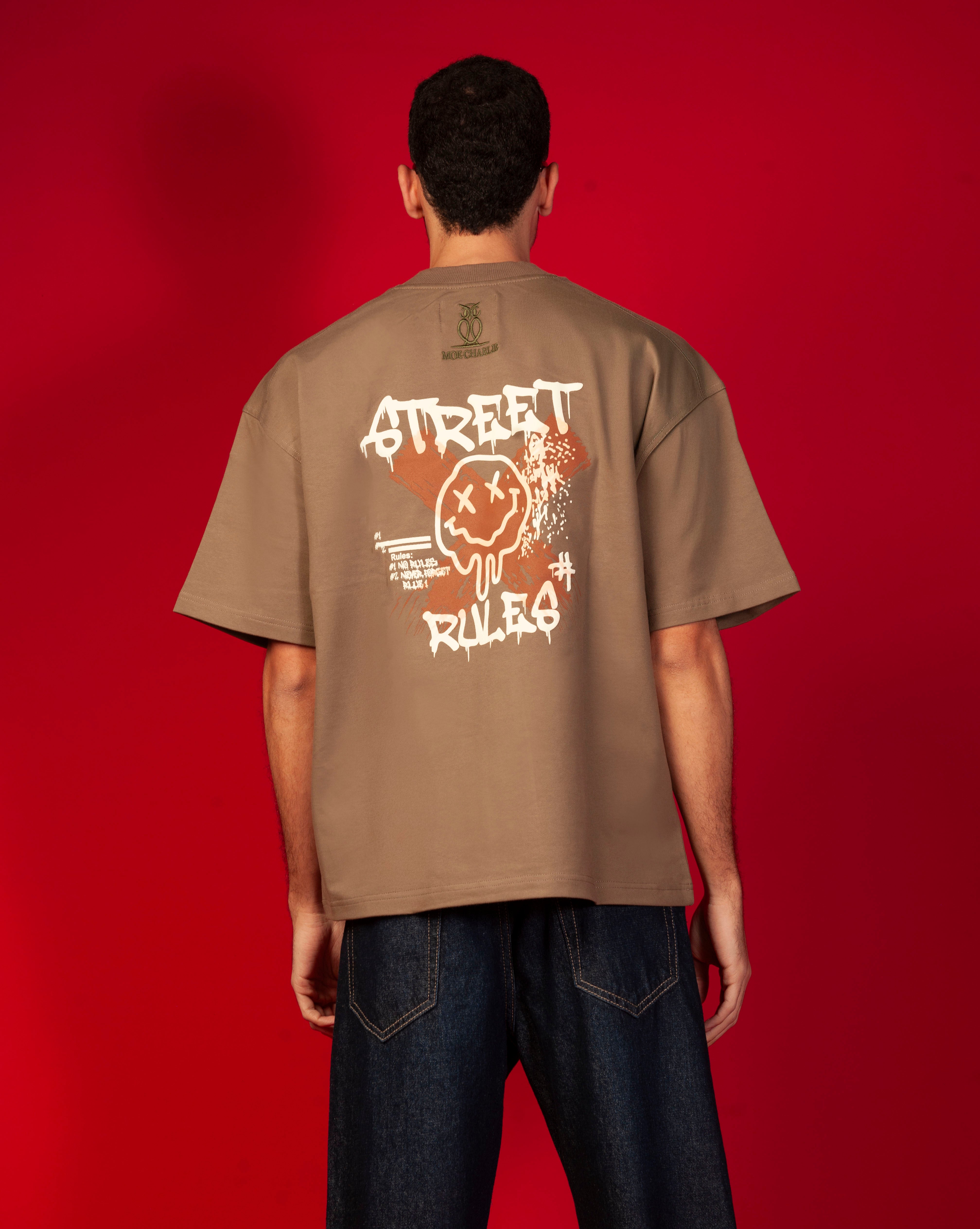 Rueckenansicht Street Rules Shirt MOE CHARLIE, STREET RULES Graffiti-Print mit verlaufendem Smiley auf camelbraunem Tee