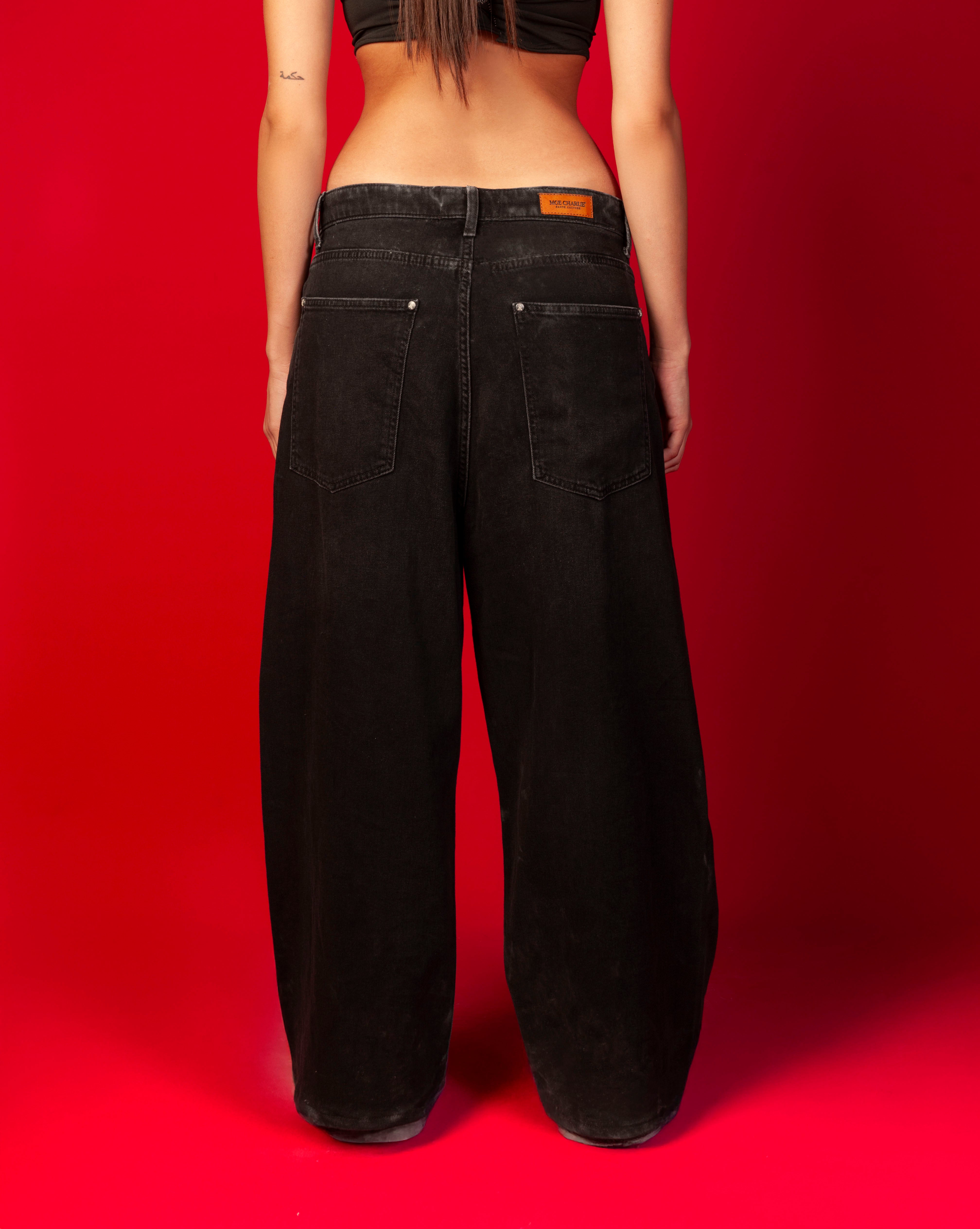 Rueckenansicht Extra Baggy Denim Schwarz MOE CHARLIE, weiblich - breite Gesaesstasche, Leder-Label am Bund
