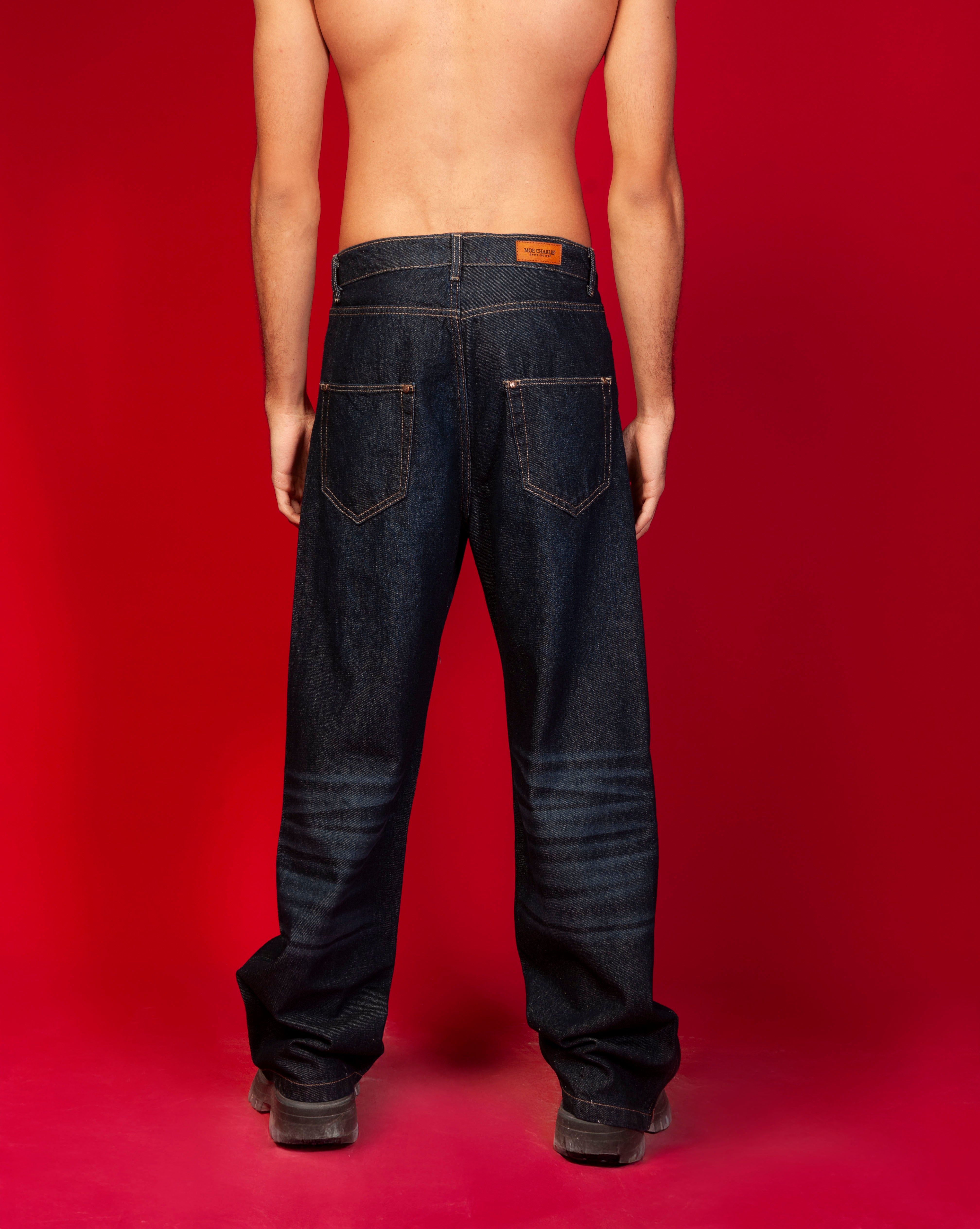 Rueckenansicht Raw Baggy Denim MOE CHARLIE, maennlich, karamell Leder-Label am Taillenbund, Indigowash
