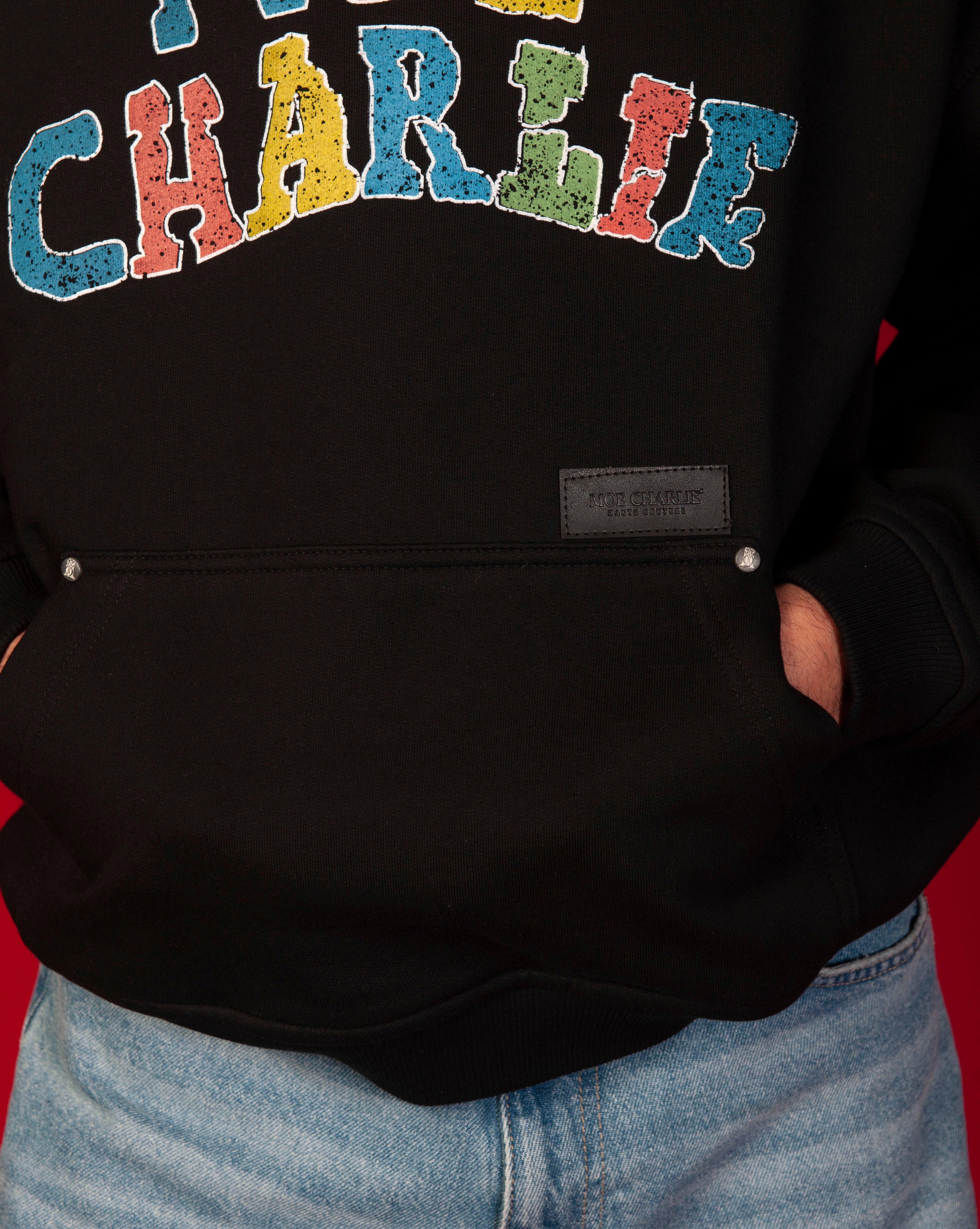 Detailaufnahme Google Hoodie MOE CHARLIE, mehrfarbige Collegiate-Buchstaben und schwarzes Label-Patch