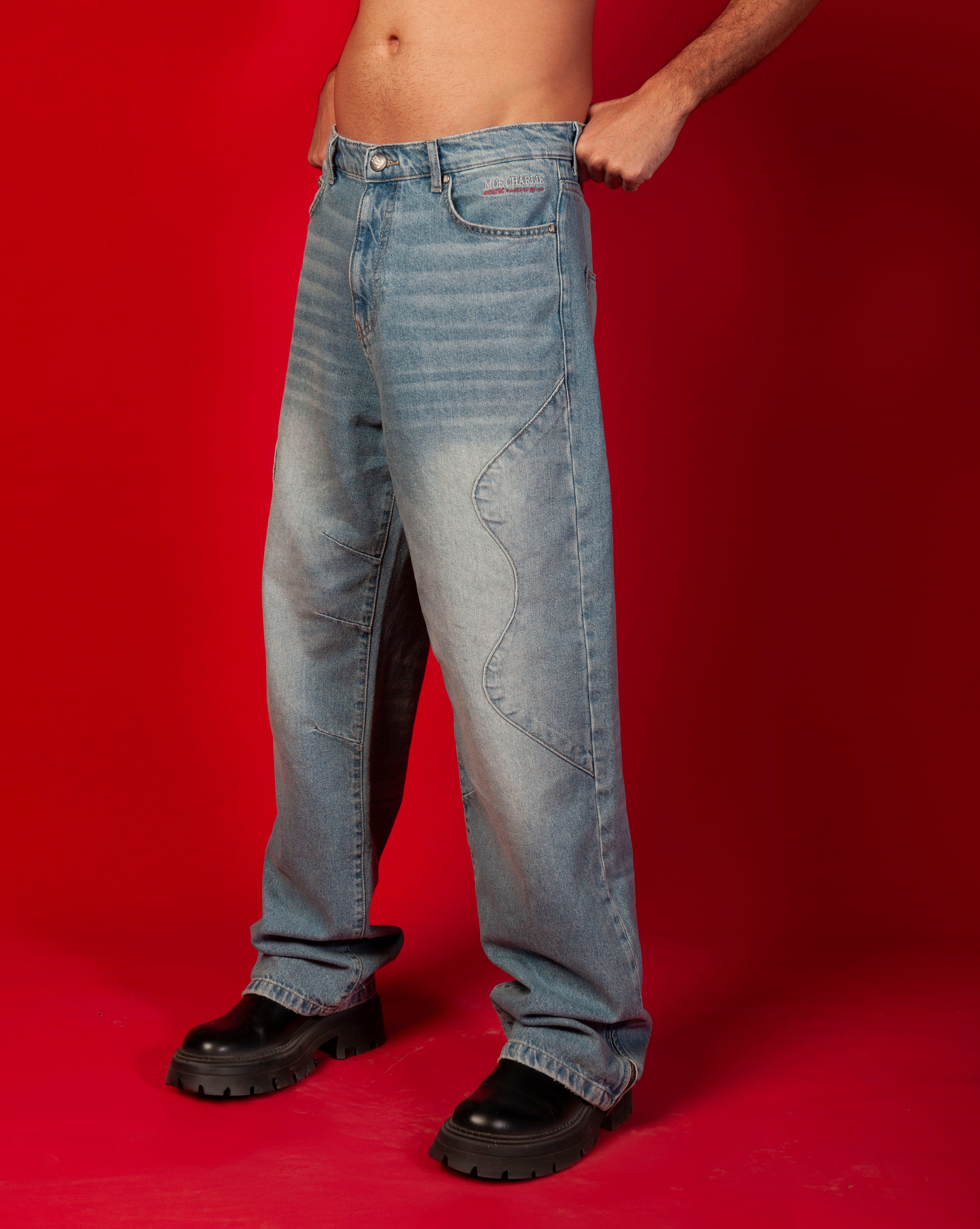 MOE CHARLIE Baggy Denim in Hellblau, Seitenansicht maennlich, geschwungene Ziernaht und rote Stickerei