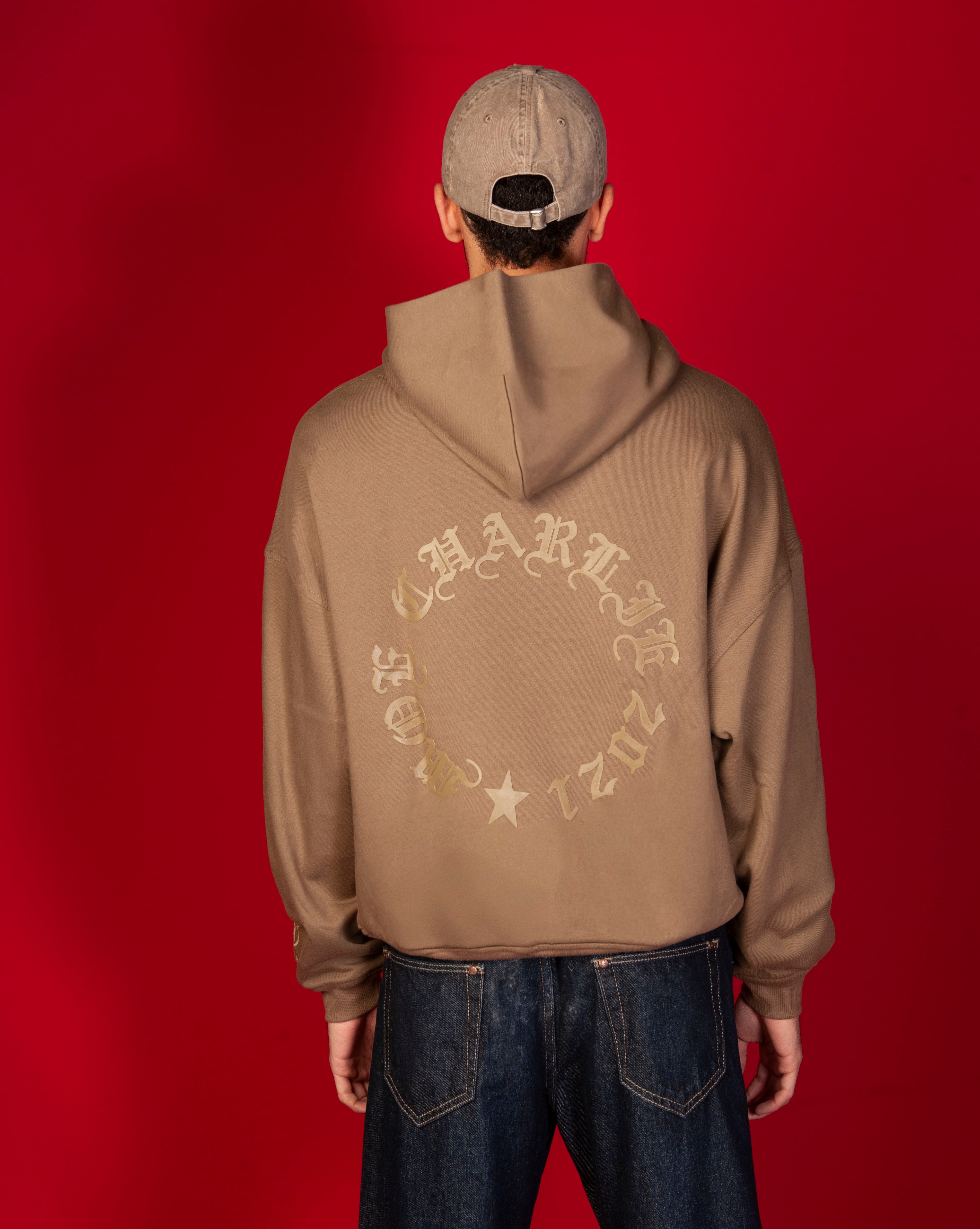 Rueckenansicht Moe Charlie Hoodie MOE CHARLIE, grosser Kreisbogen-Schriftzug CHARLIE-MOE-Stern-2021 auf Ruecken