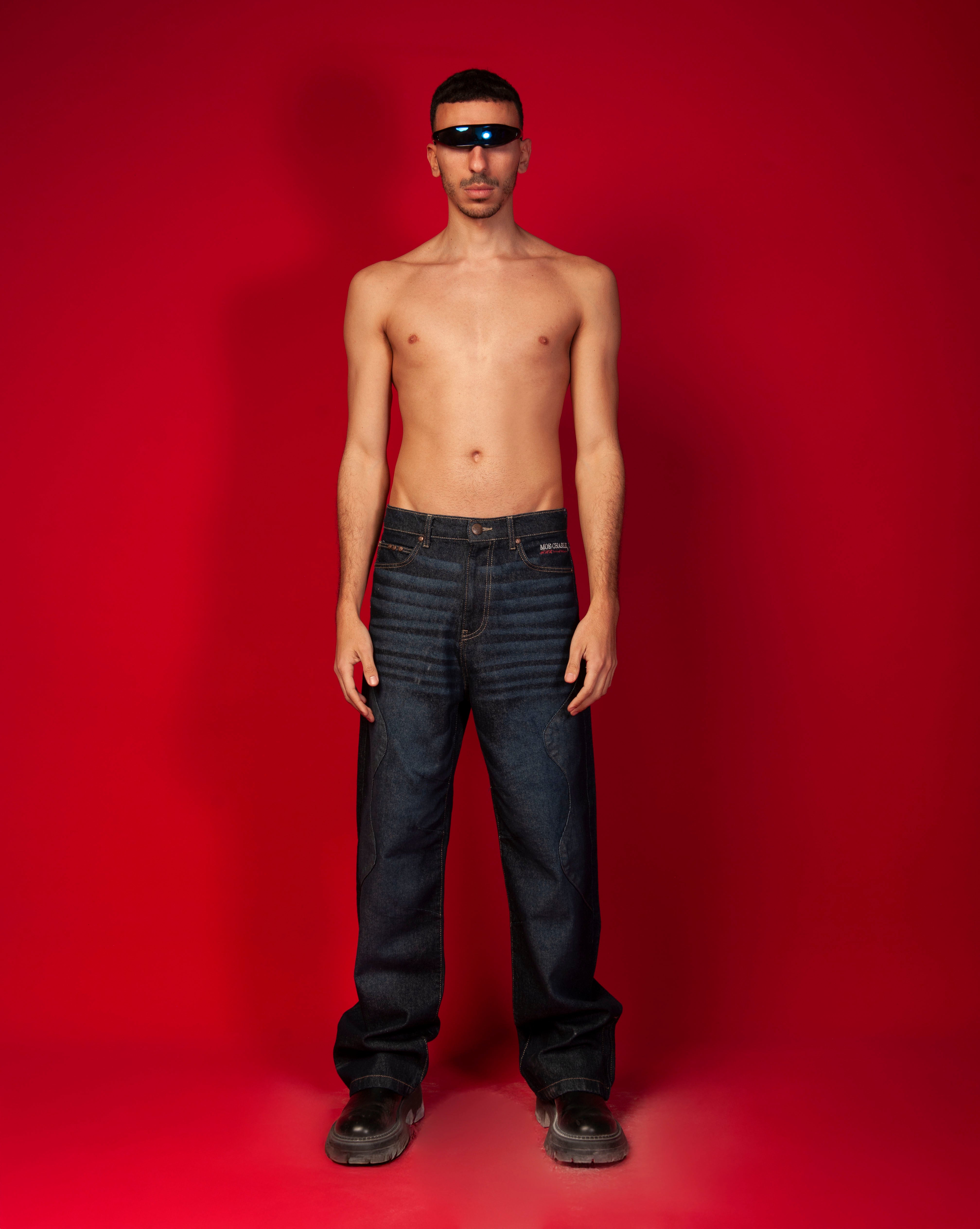 MOE CHARLIE Raw Baggy Denim, Frontansicht maennlich, rohes Indigo-Denim, dekorative Ziernaht am Bein