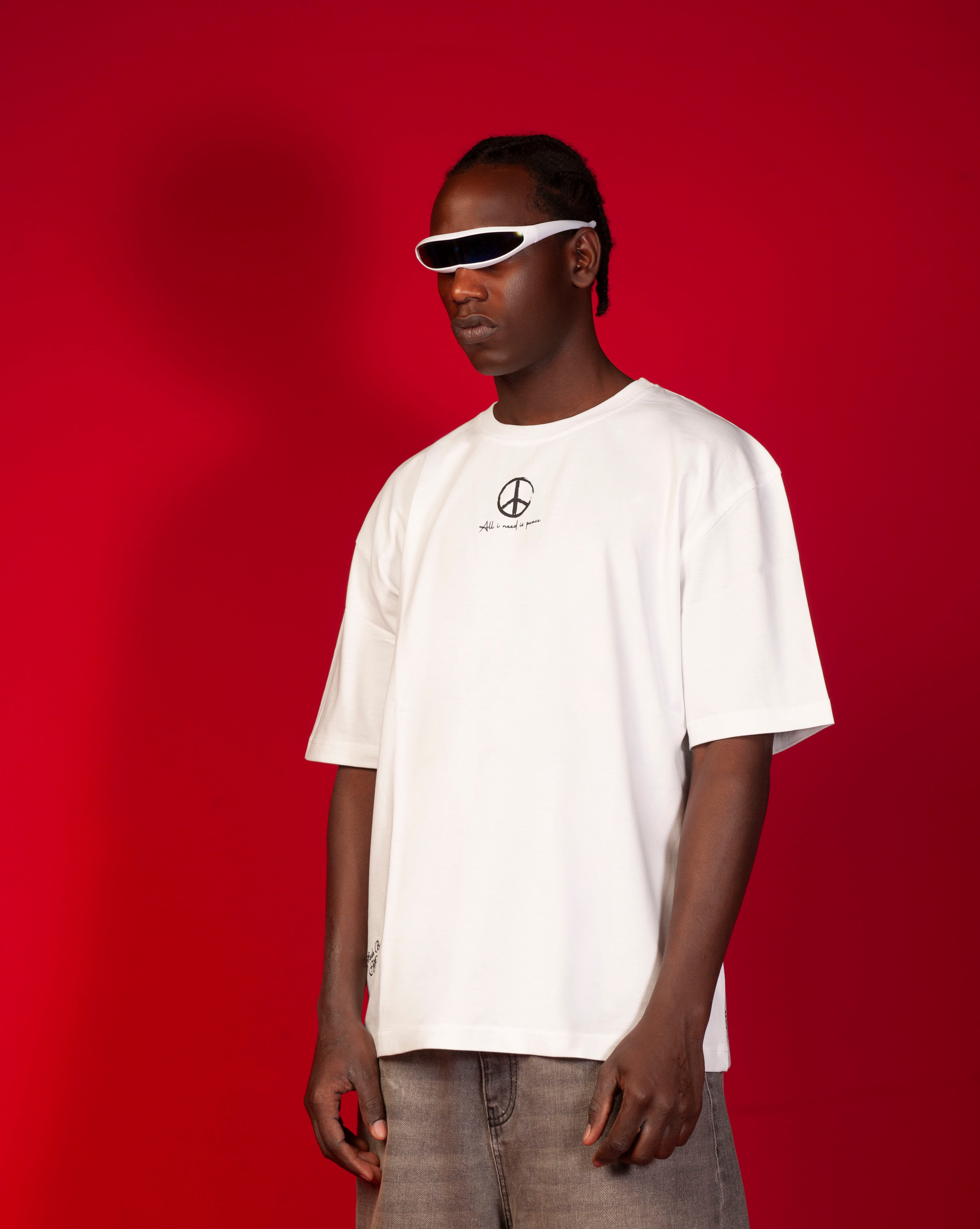 MOE CHARLIE Peace T-Shirt, Dreiviertelansicht maennlich, schwarzes Peace-Zeichen und all-i-need-is-peace-Schrift vorne