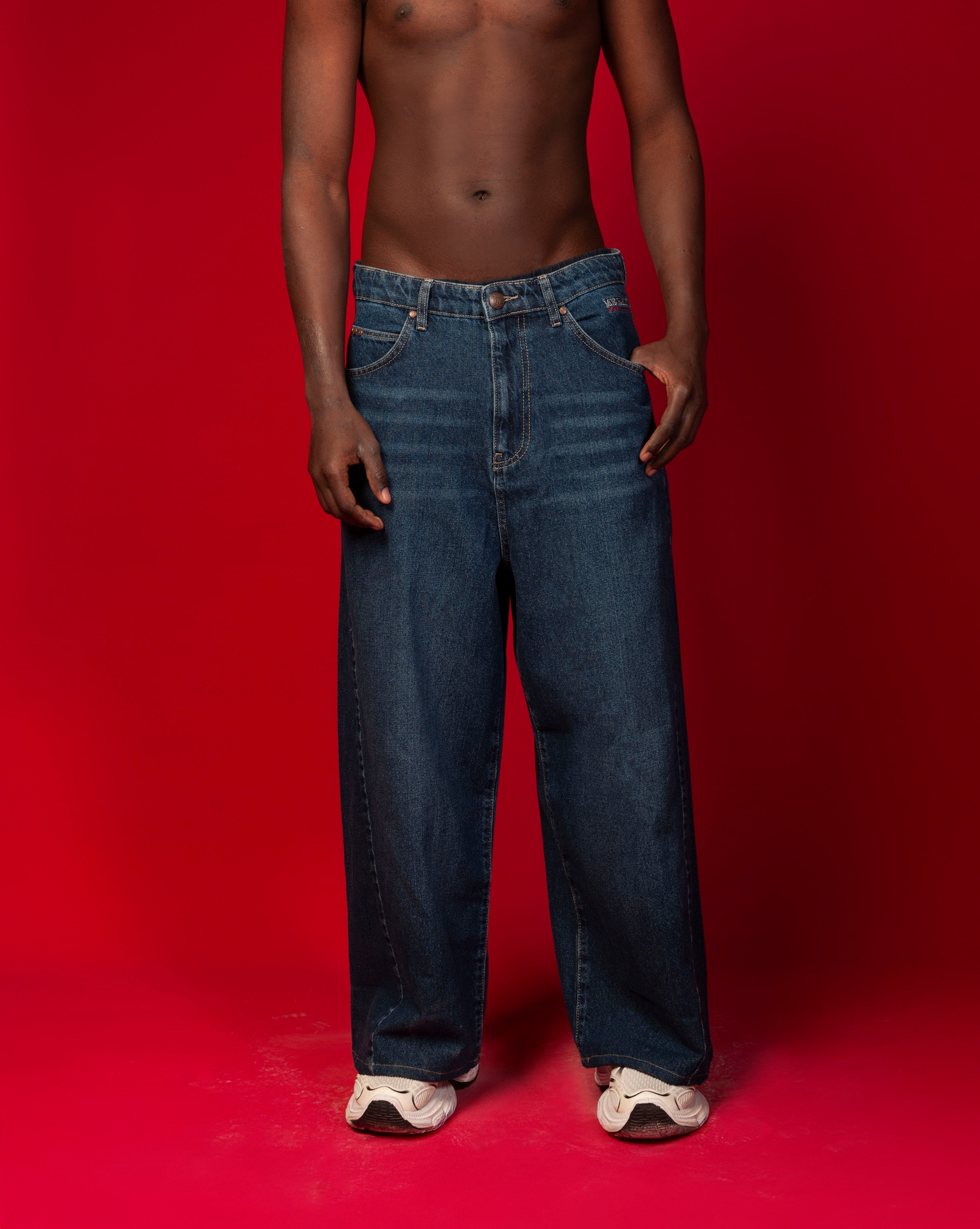 MOE CHARLIE Extra Baggy Denim Blau, Frontansicht ab Taille, extrem breite Hosenbeine, dunkle Waschung