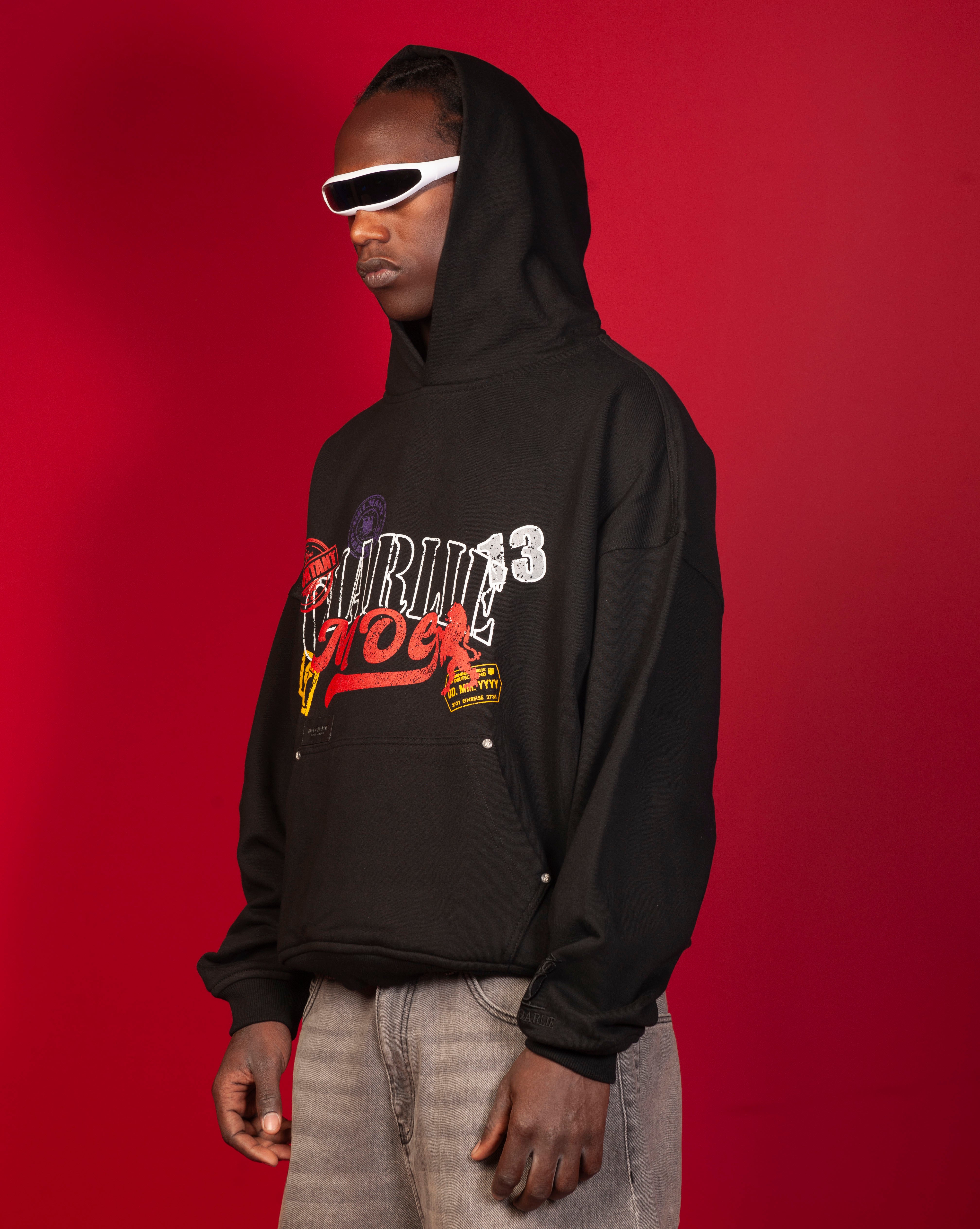 Stampel Hoodie MOE CHARLIE, Seitenansicht maennlich mit Kapuze, Stamp-Print von der Seite sichtbar