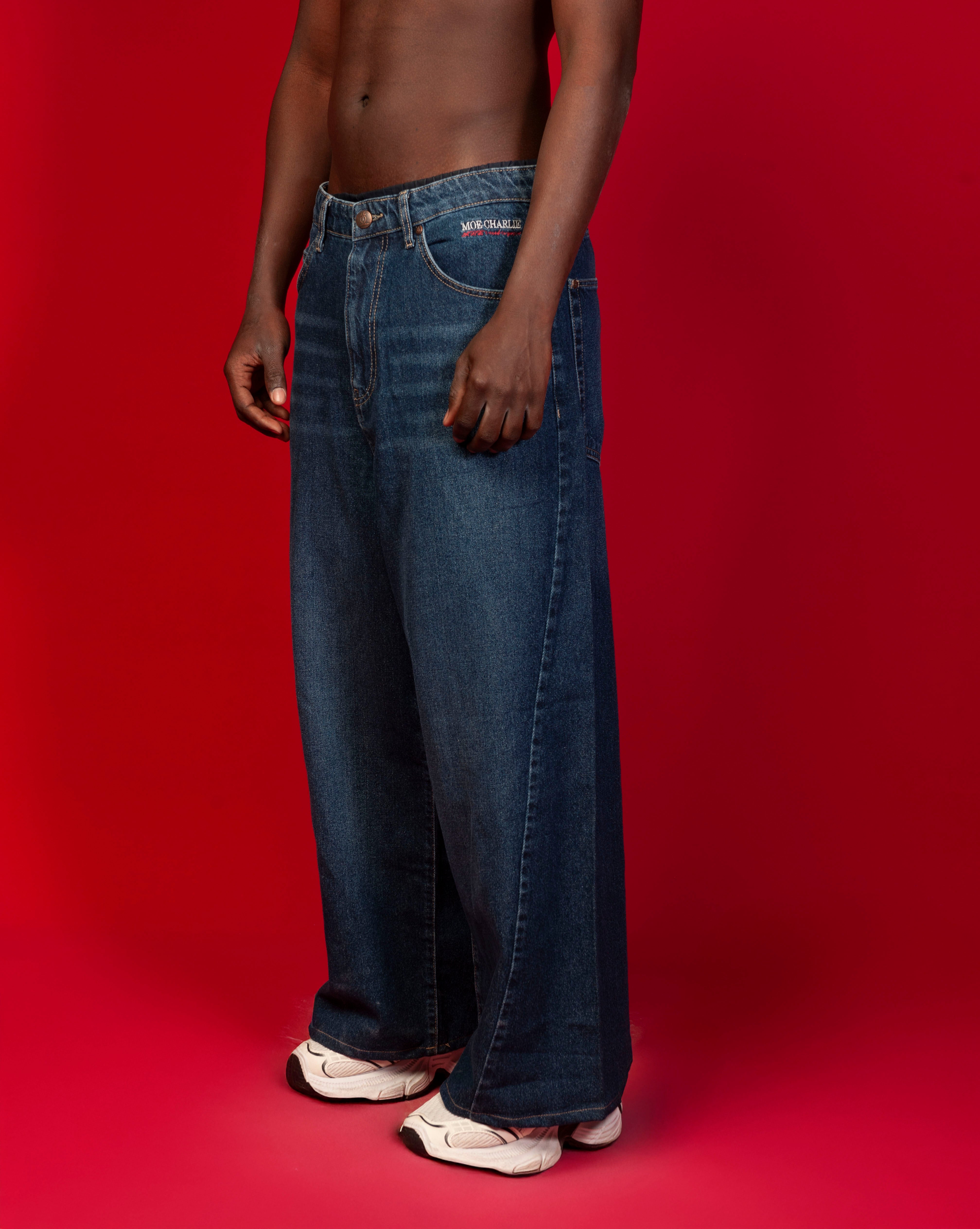 Extra Baggy Denim Blau MOE CHARLIE, linke Seitenansicht maennlich, Stickerei am Taillenbund, breite Silhouette