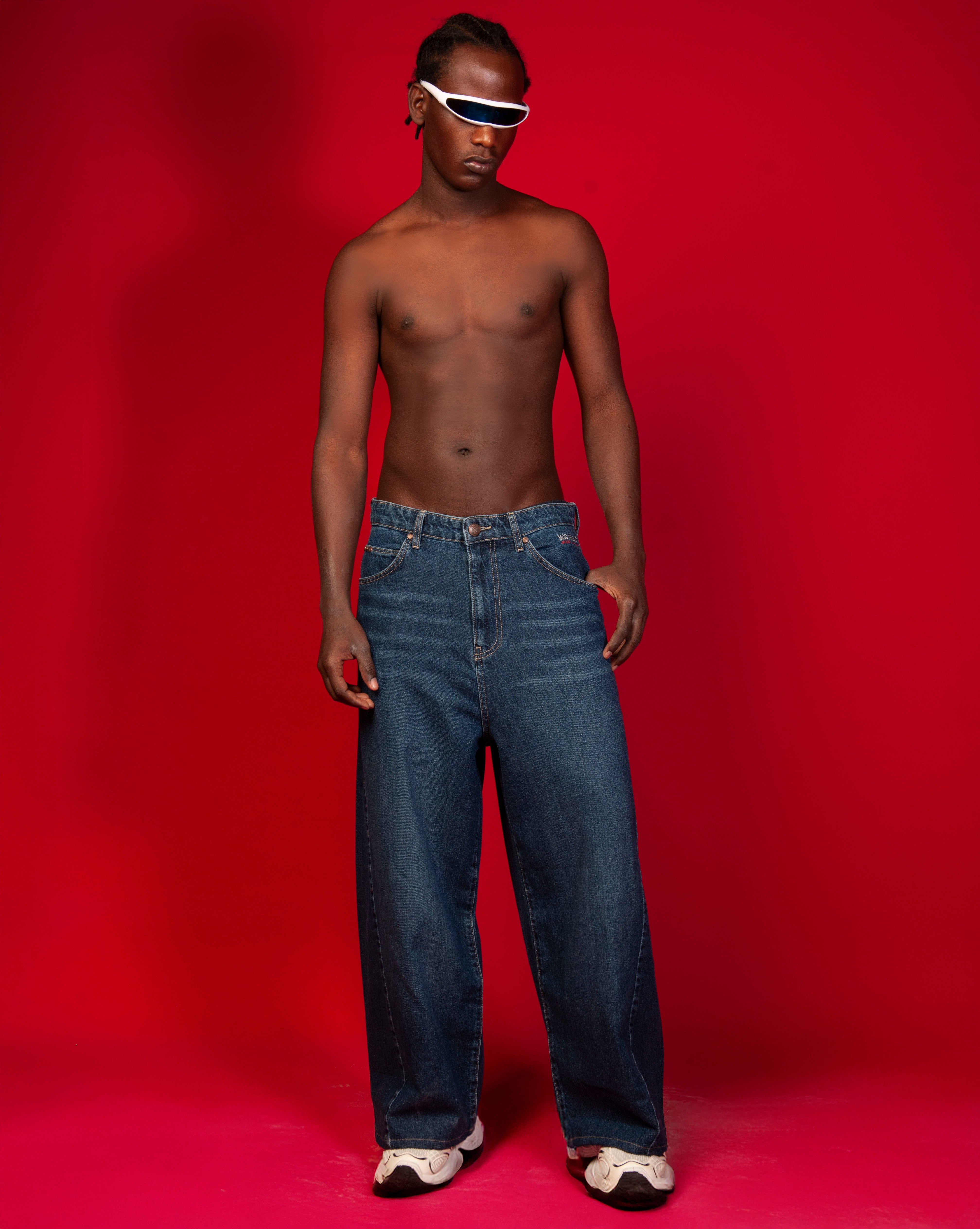Extra Baggy Denim MOE CHARLIE in Blau, Frontansicht maennlich, ultra-weite Passform und Wraparound-Brille