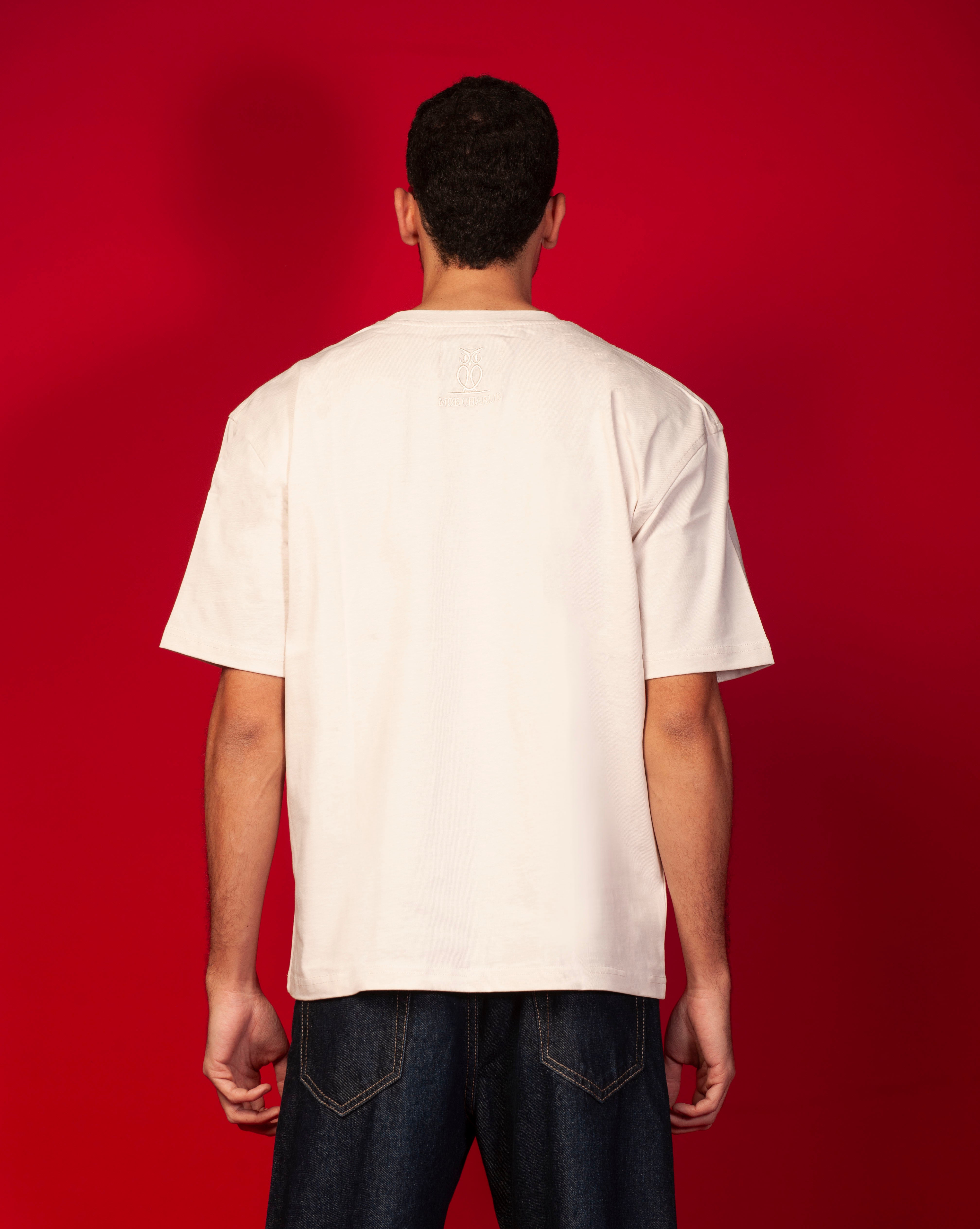 Rueckenansicht Hope T-Shirt MOE CHARLIE, cremeweisse Rueckseite mit sehr dezent getontem Eulen-Stick-Logo am Rueckenausschnitt