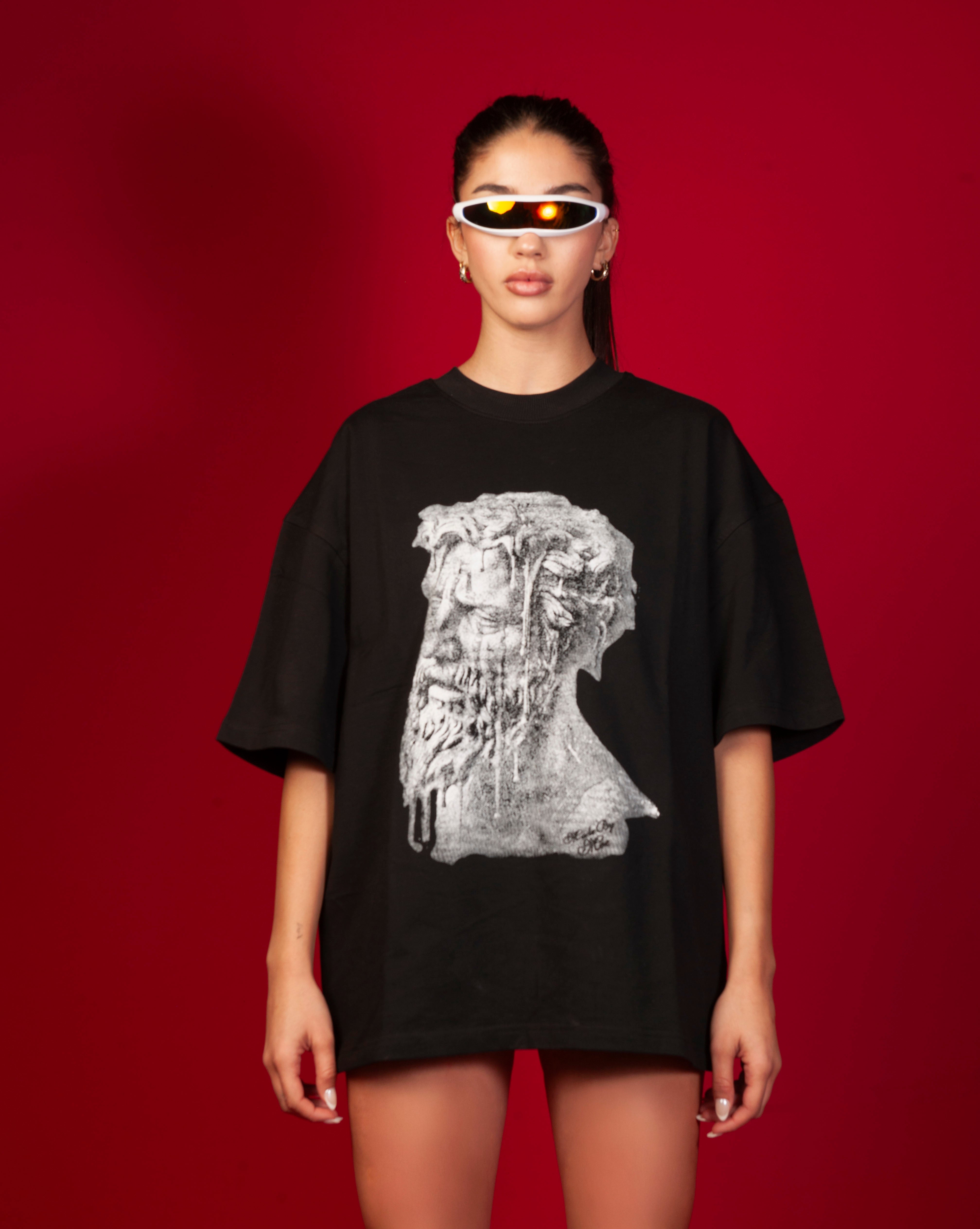 Patience T-Shirt MOE CHARLIE als Kleid getragen, weiblich, Buesten-Print, orangefarbene Wraparound-Brille, Ohrringe