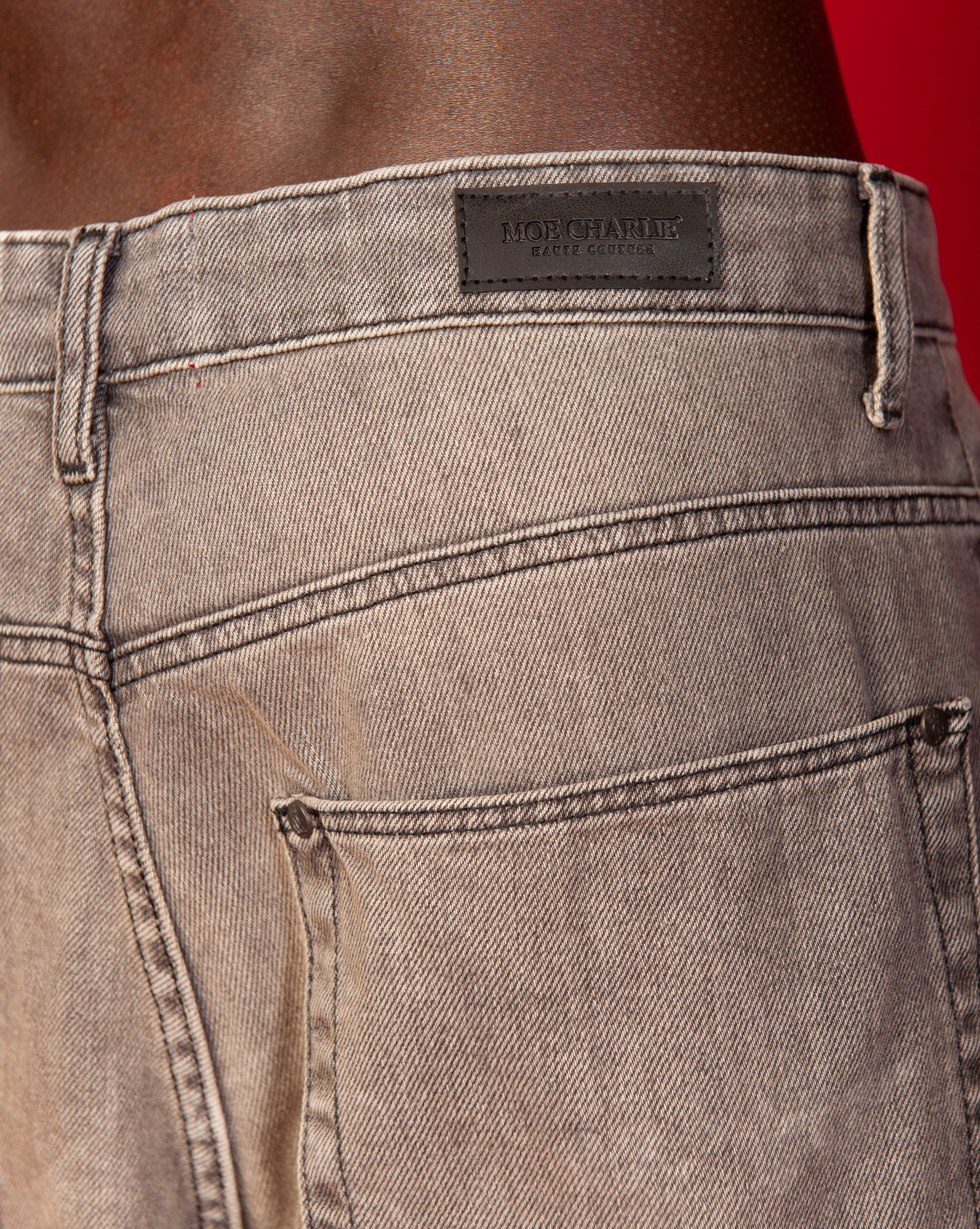 Nahaufnahme Taillenbund Extra Baggy Denim Grau - schwarzes MOE CHARLIE Label auf sand-grau verwaschenem Denim