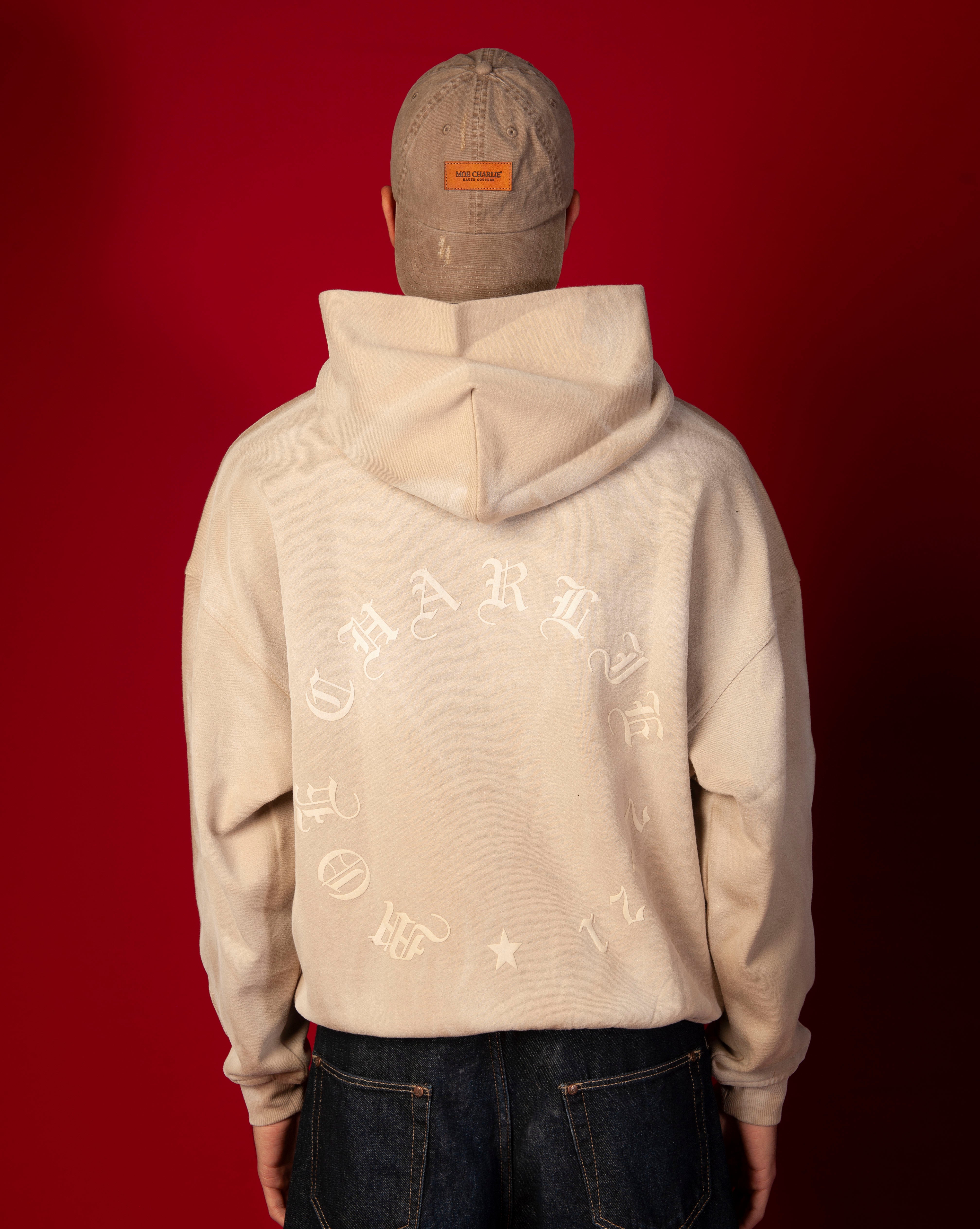 Rueckenansicht Faded MOE CHARLIE Hoodie, grosser Gothic-Kreis-Print CHARLIE/MOE/Stern/2021, caramel Kappe mit Label