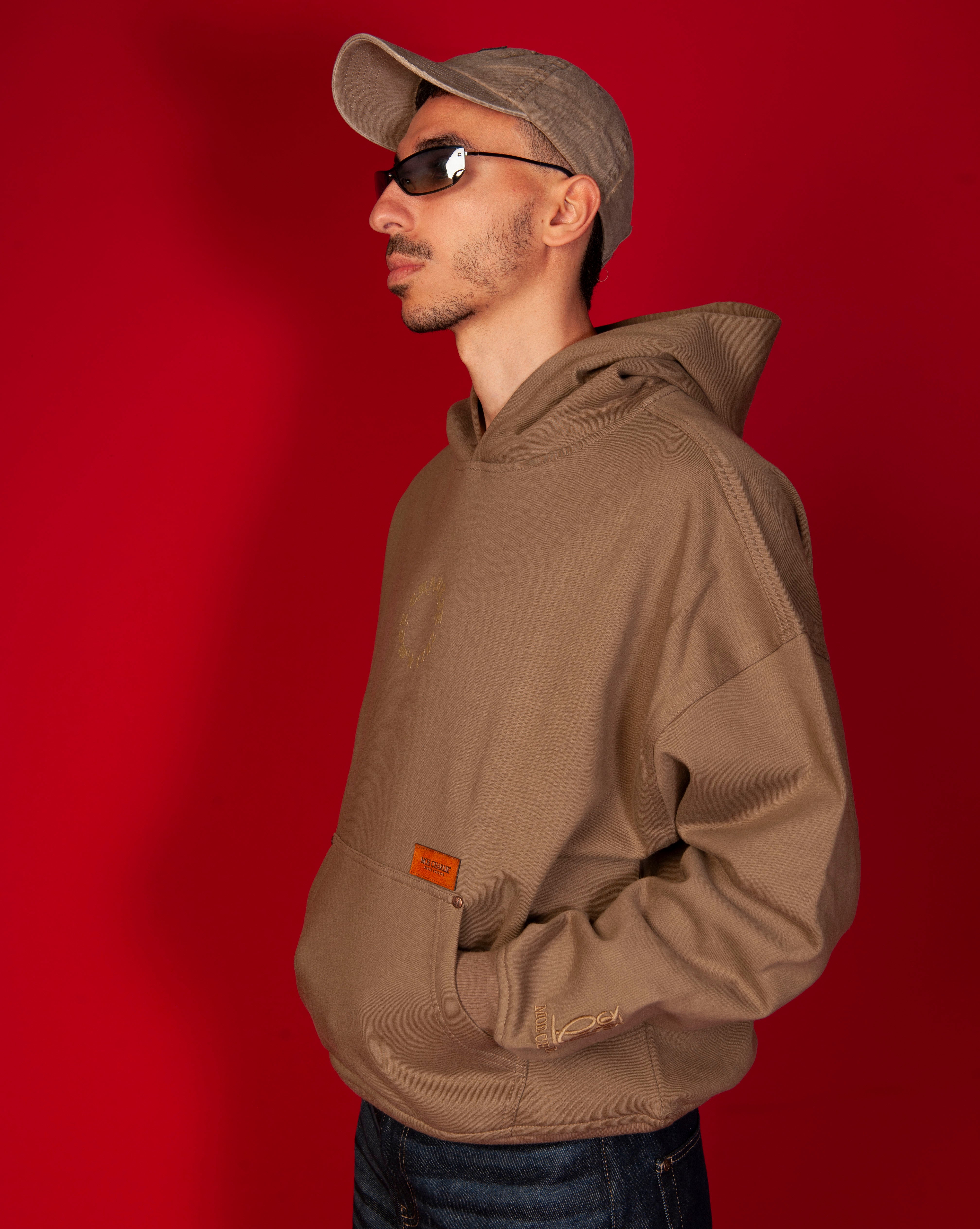 Seitenansicht Moe Charlie Hoodie MOE CHARLIE, maennlich, caramel Leder-Label auf Kanguru-Tasche sichtbar