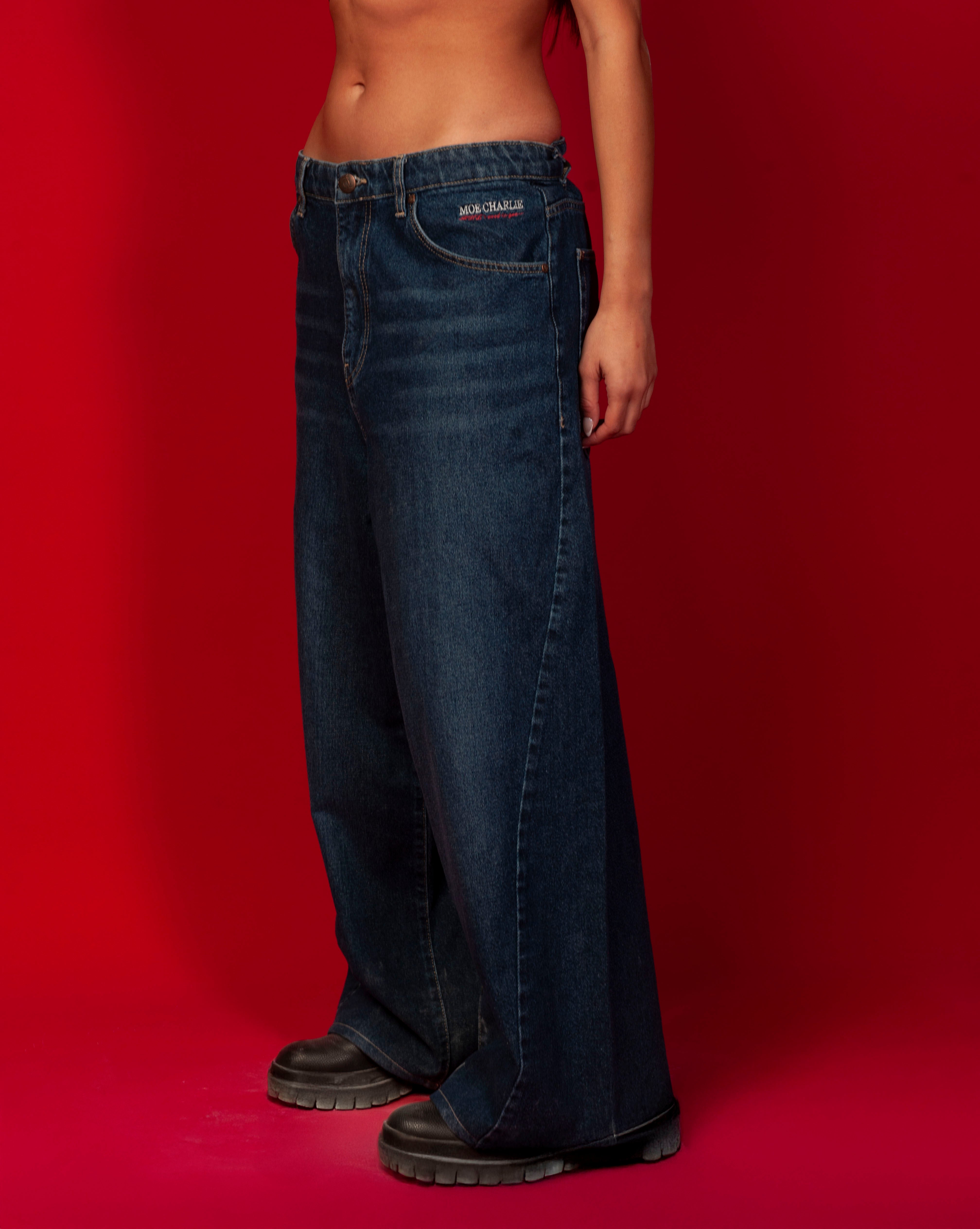 MOE CHARLIE Extra Baggy Denim Blau, Seitenansicht weiblich, ultra-breite Silhouette, schwarze Schuhe