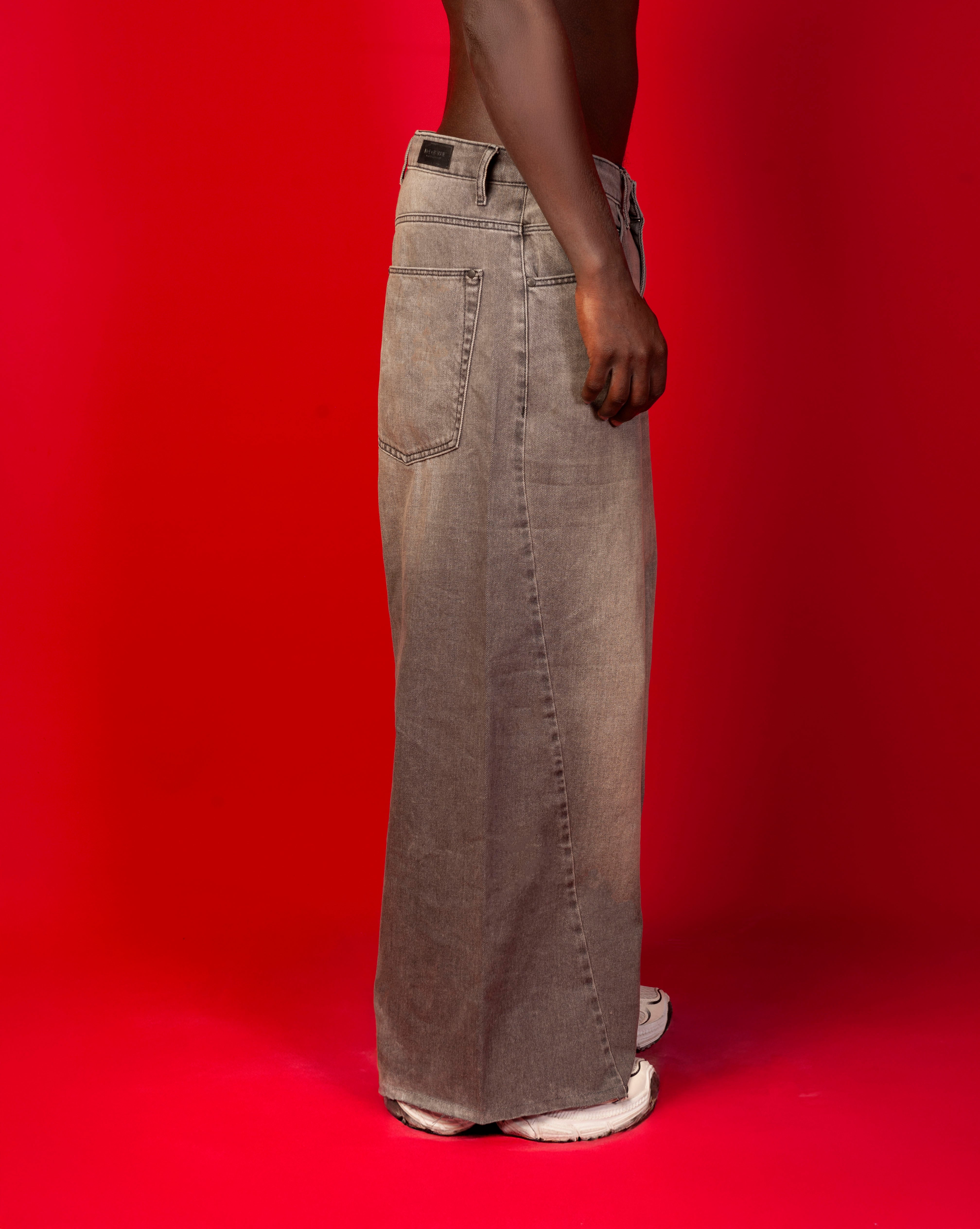 Seitenansicht Extra Baggy Denim Grau MOE CHARLIE, maennlich - extreme Laenge und Weite der Hosenbeine