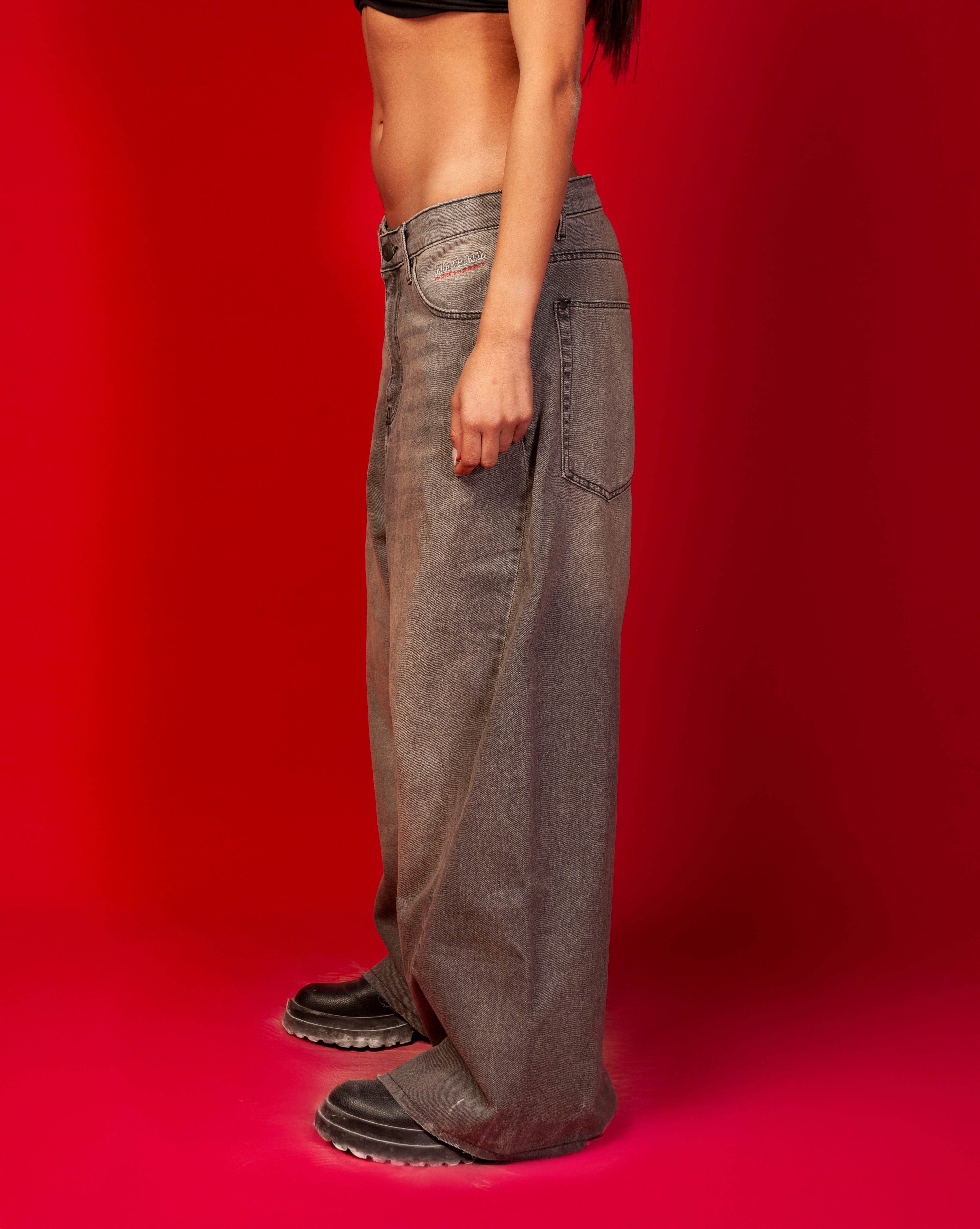 Seitenansicht Extra Baggy Denim Grau MOE CHARLIE, weiblich - rote Stickerei am Taillenbund