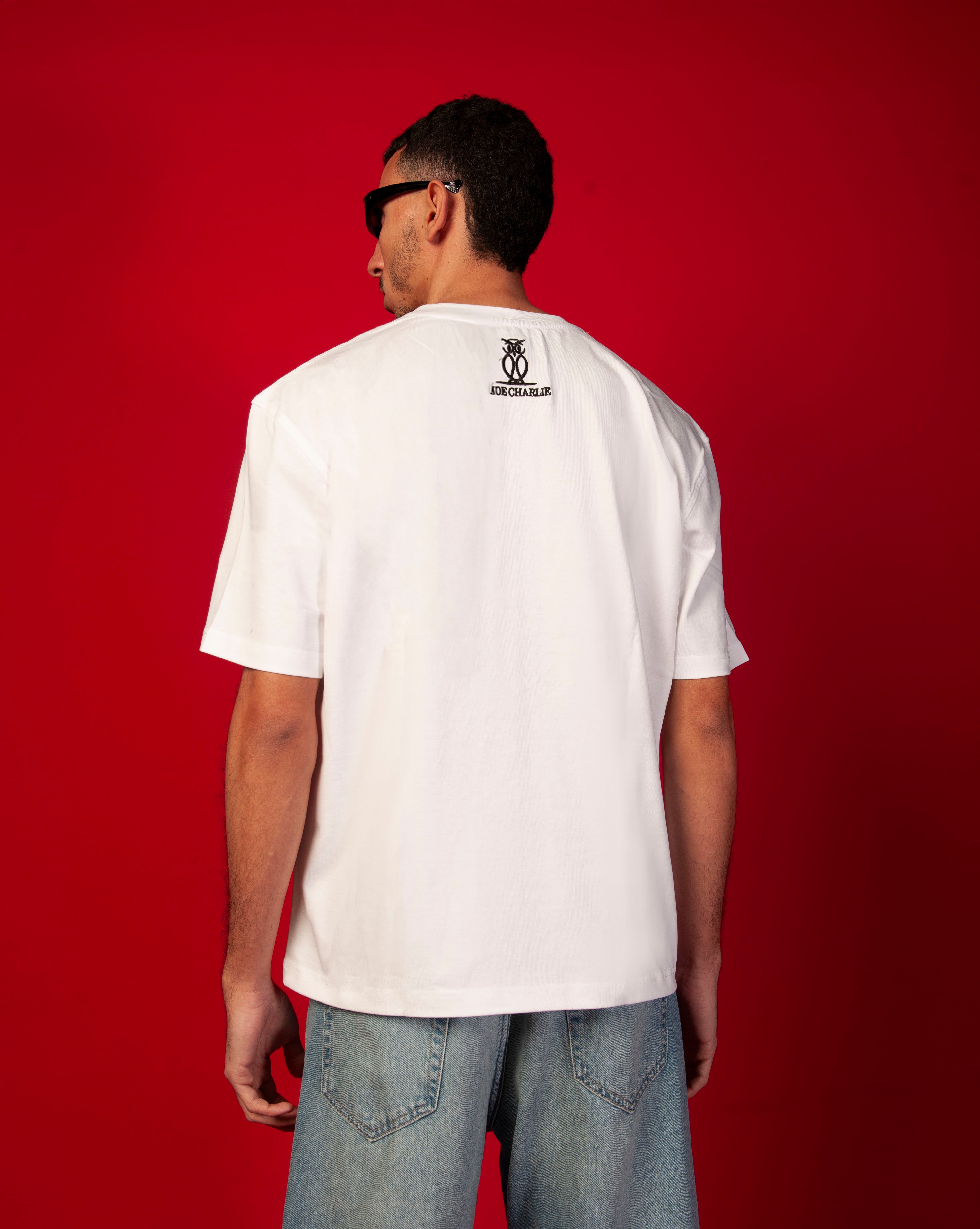 Rueckenansicht MC T-Shirt MOE CHARLIE, weisse Rueckseite mit kleinem schwarzen Owl-Logo, zweiter maennlicher Traeger