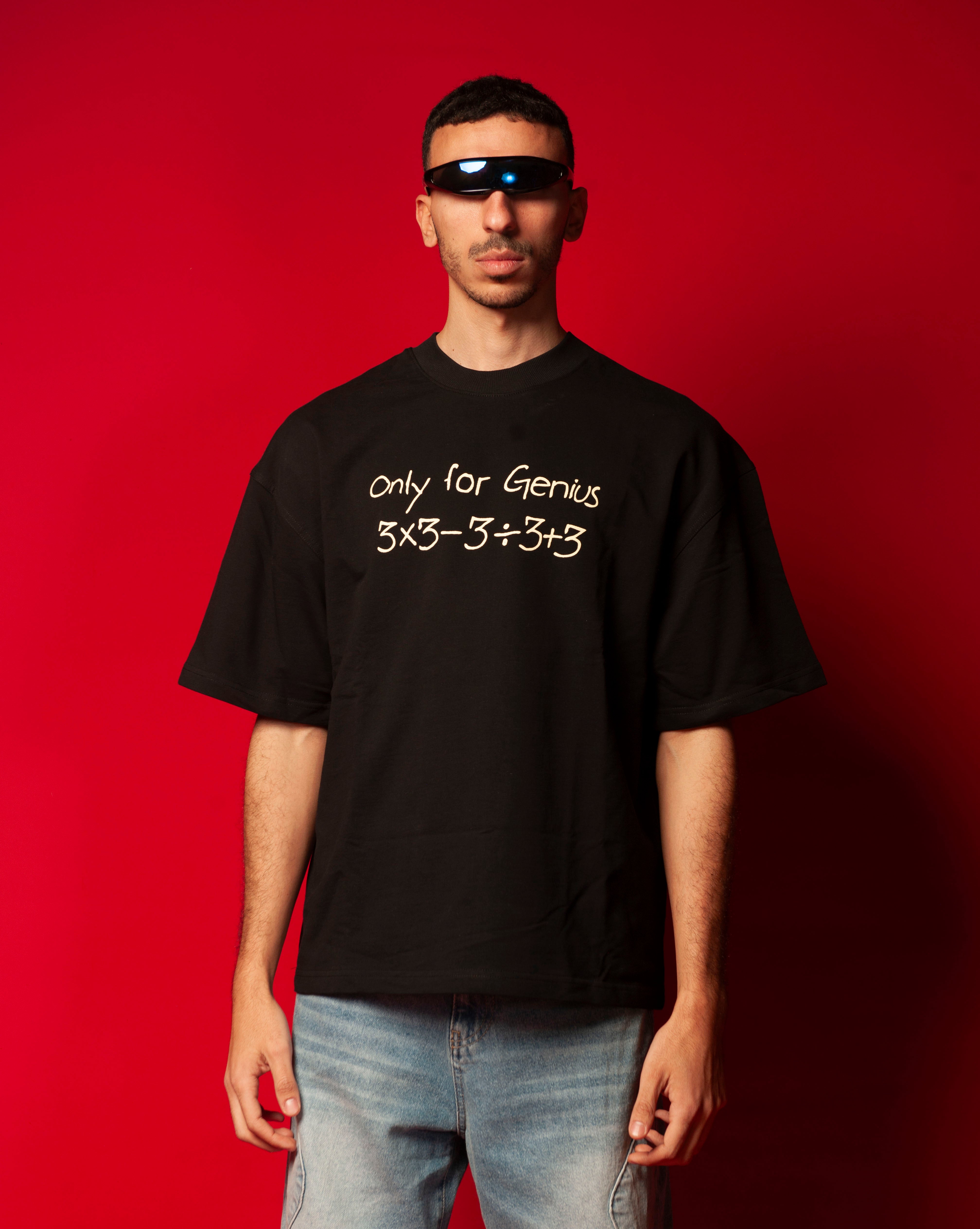 Genius T-Shirt MOE CHARLIE Frontansicht Ganzkoerper, schwarzes Tee mit Genius-Mathe-Print, helle Jeans und blauer Visor