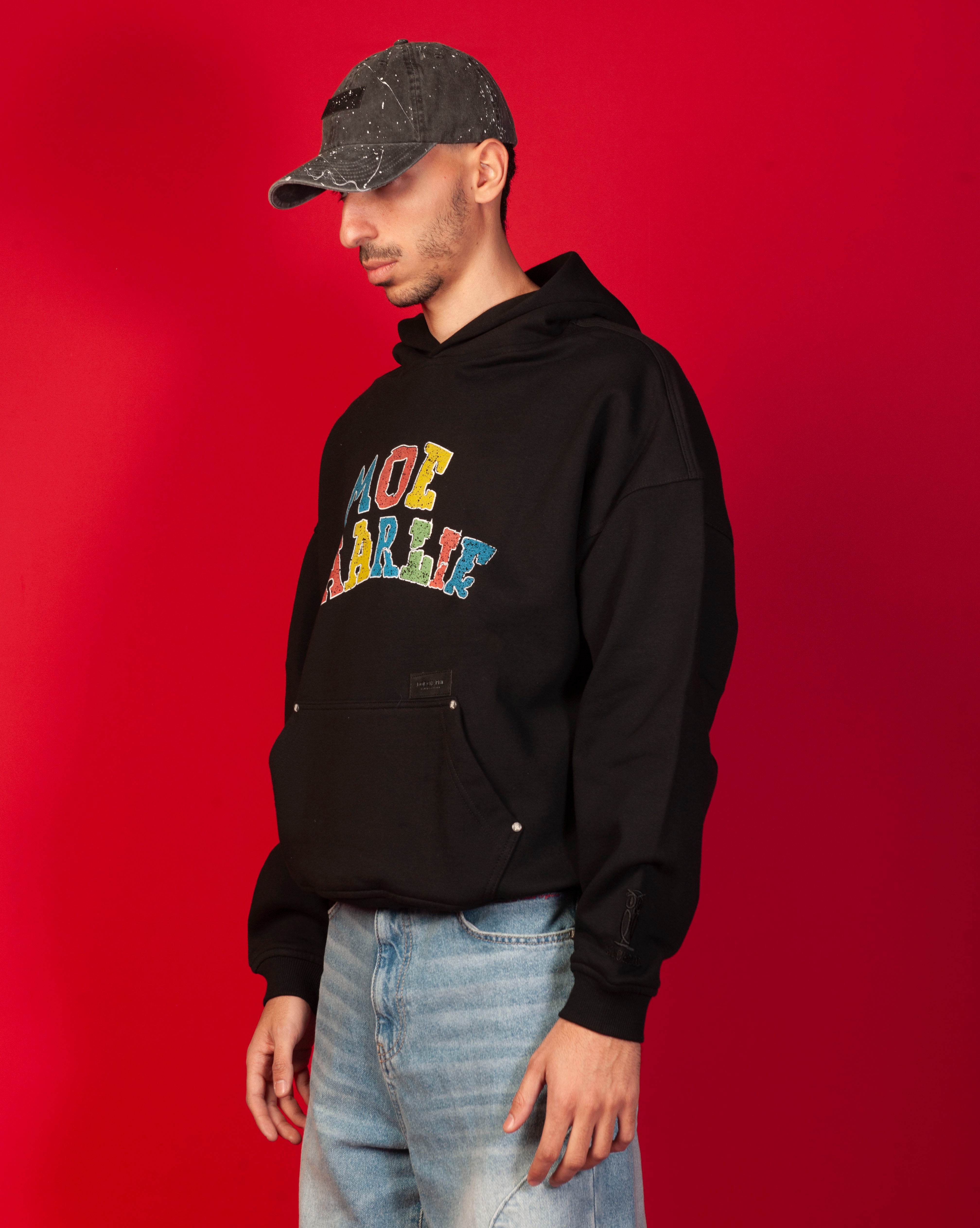 Seitenansicht Google Hoodie MOE CHARLIE, maennlich mit Destroyed-Cap, bunter Print seitlich sichtbar