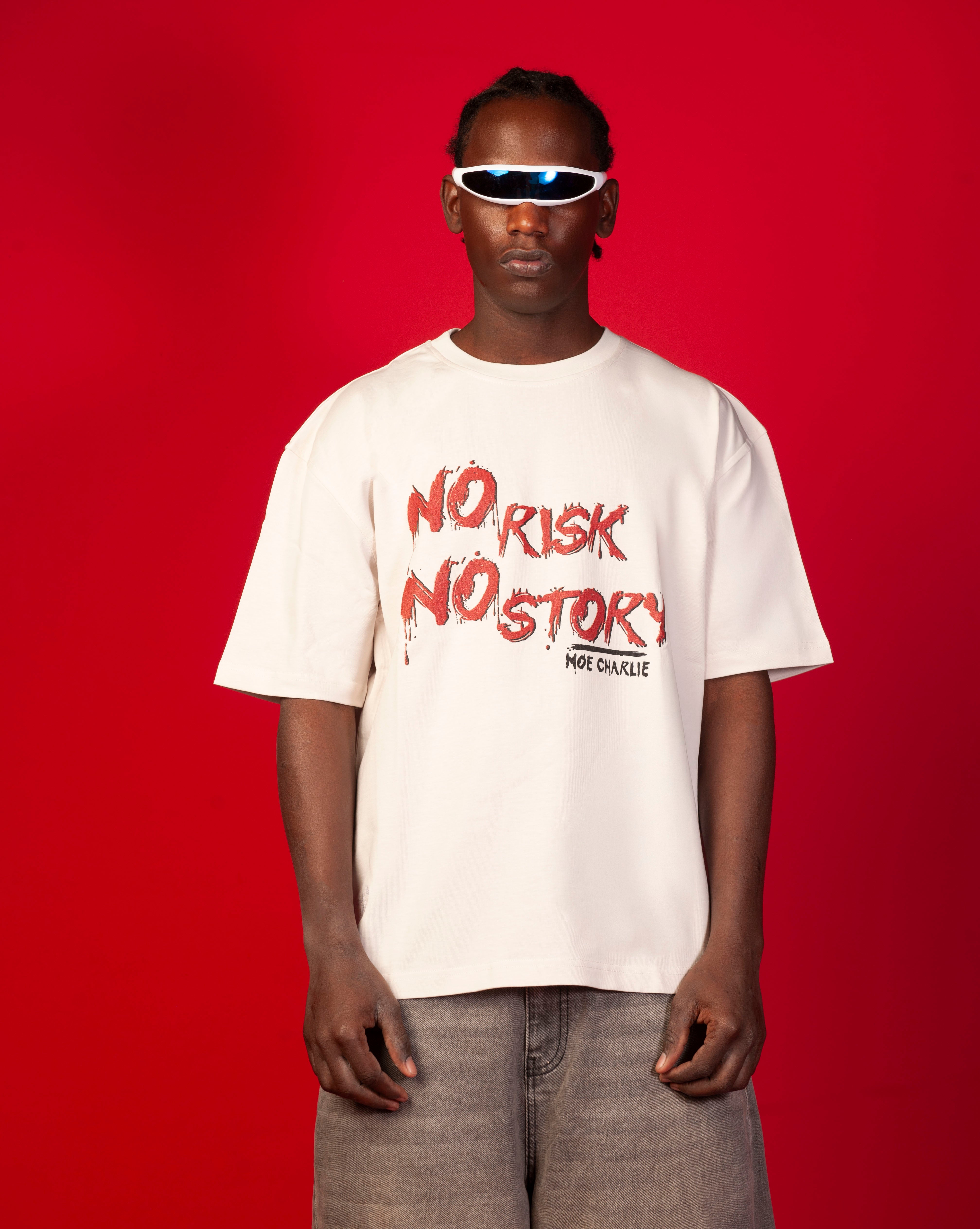 MOE CHARLIE No Risk No Story T-Shirt, Frontansicht, cremes Oversize-Tee mit rotem Grunge-Schriftzug, weisser Visor
