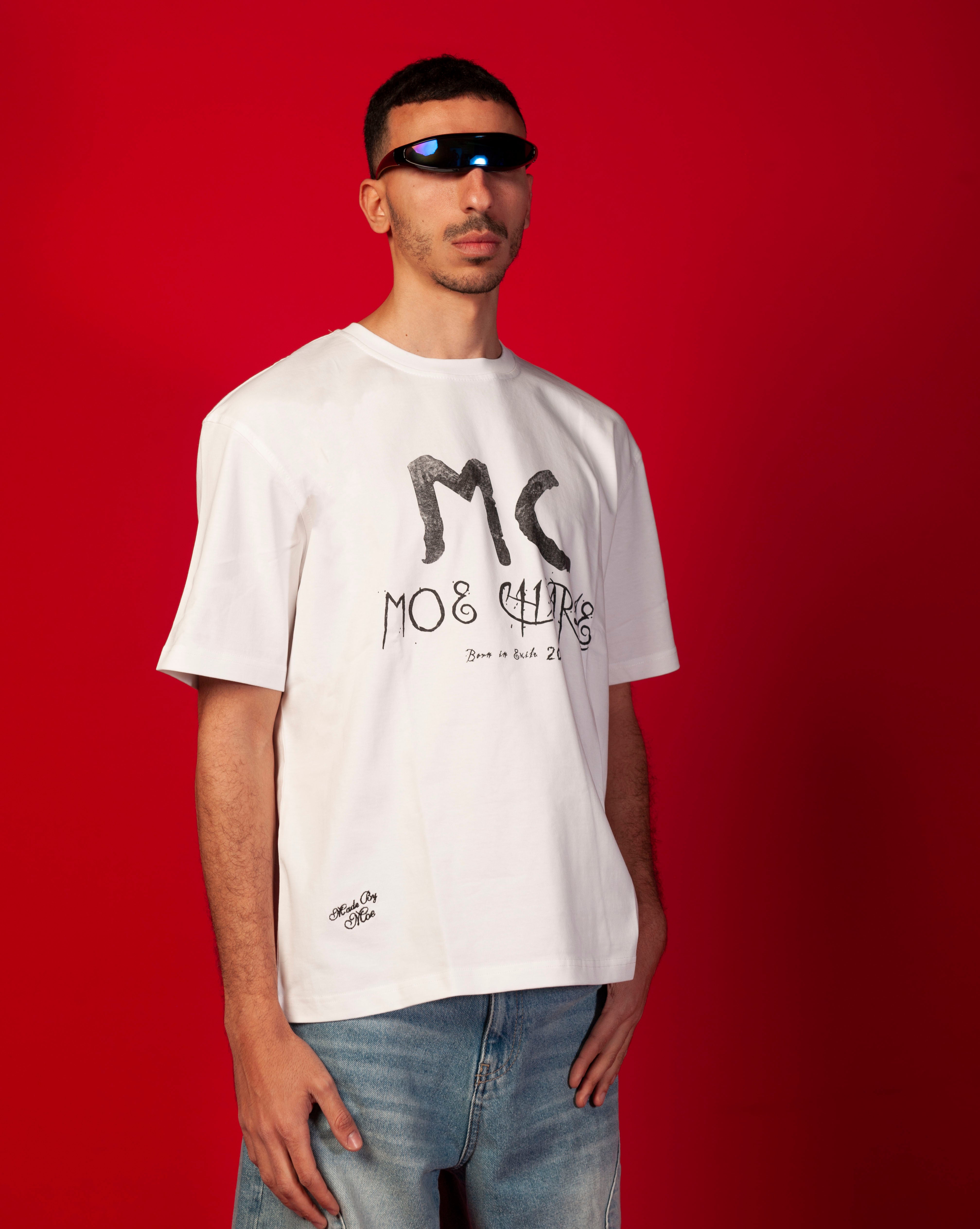MOE CHARLIE MC T-Shirt, Dreiviertelansicht maennlich, weisses Oversize-Tee mit MC-Monogramm, blauer Visor-Brille