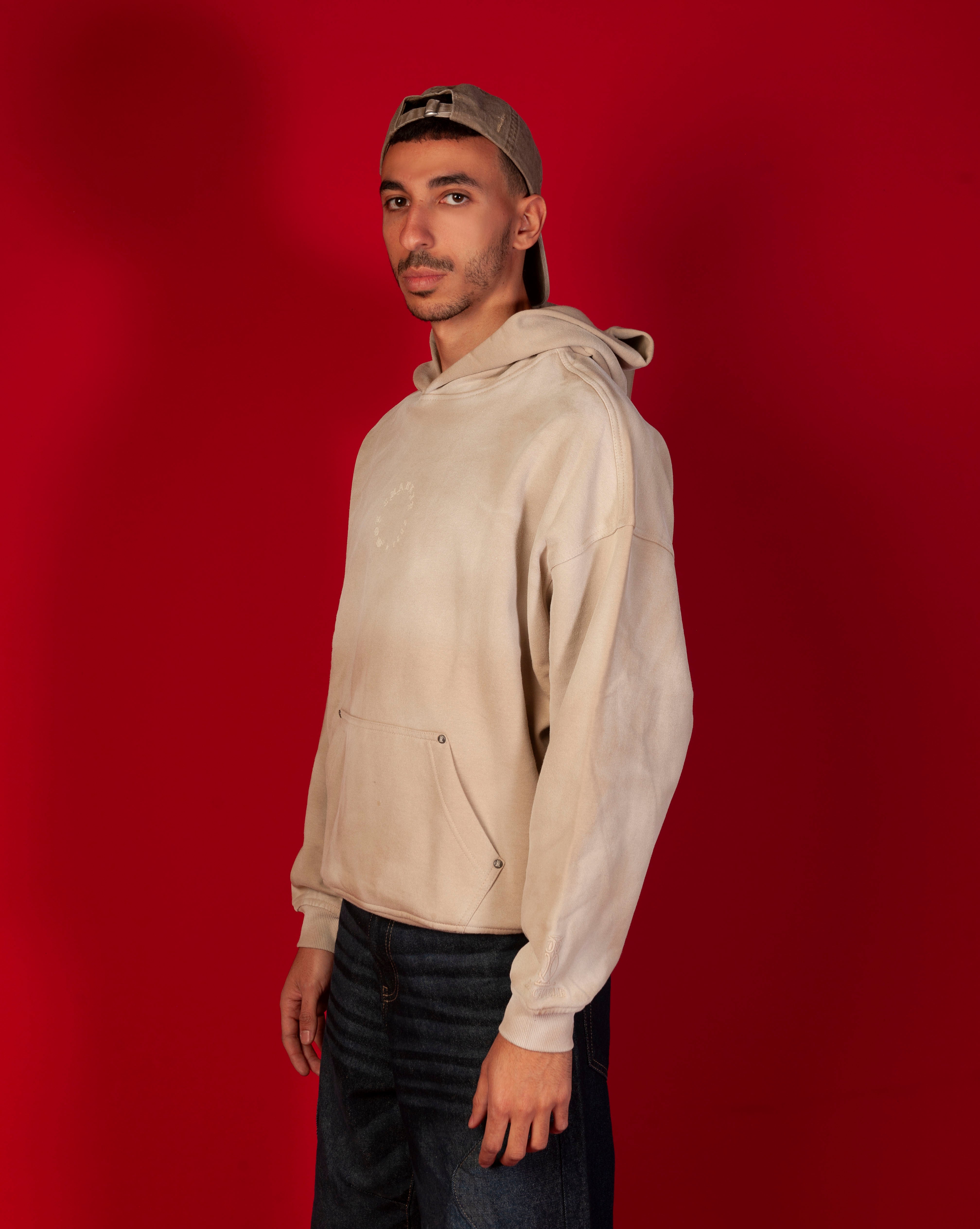 Faded MOE CHARLIE Hoodie Seitenansicht maennlich, sand-verwaschener Oversize-Hoodie, Kanguru-Tasche mit Nieten, Kappe