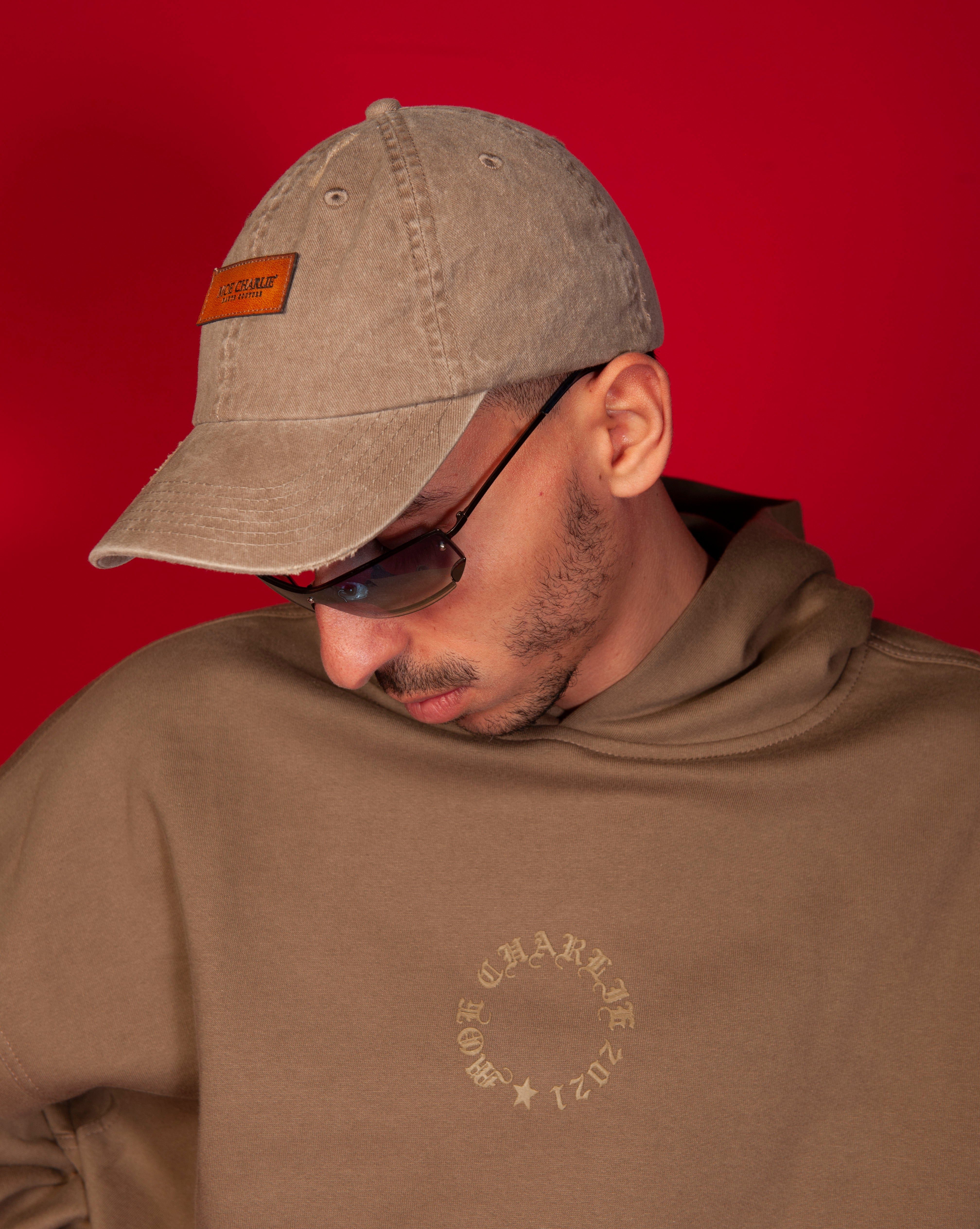 MOE CHARLIE Cap, maennlicher Traeger, olive-beige verwaschen mit caramel Leder-Label, braungetoente Sonnenbrille